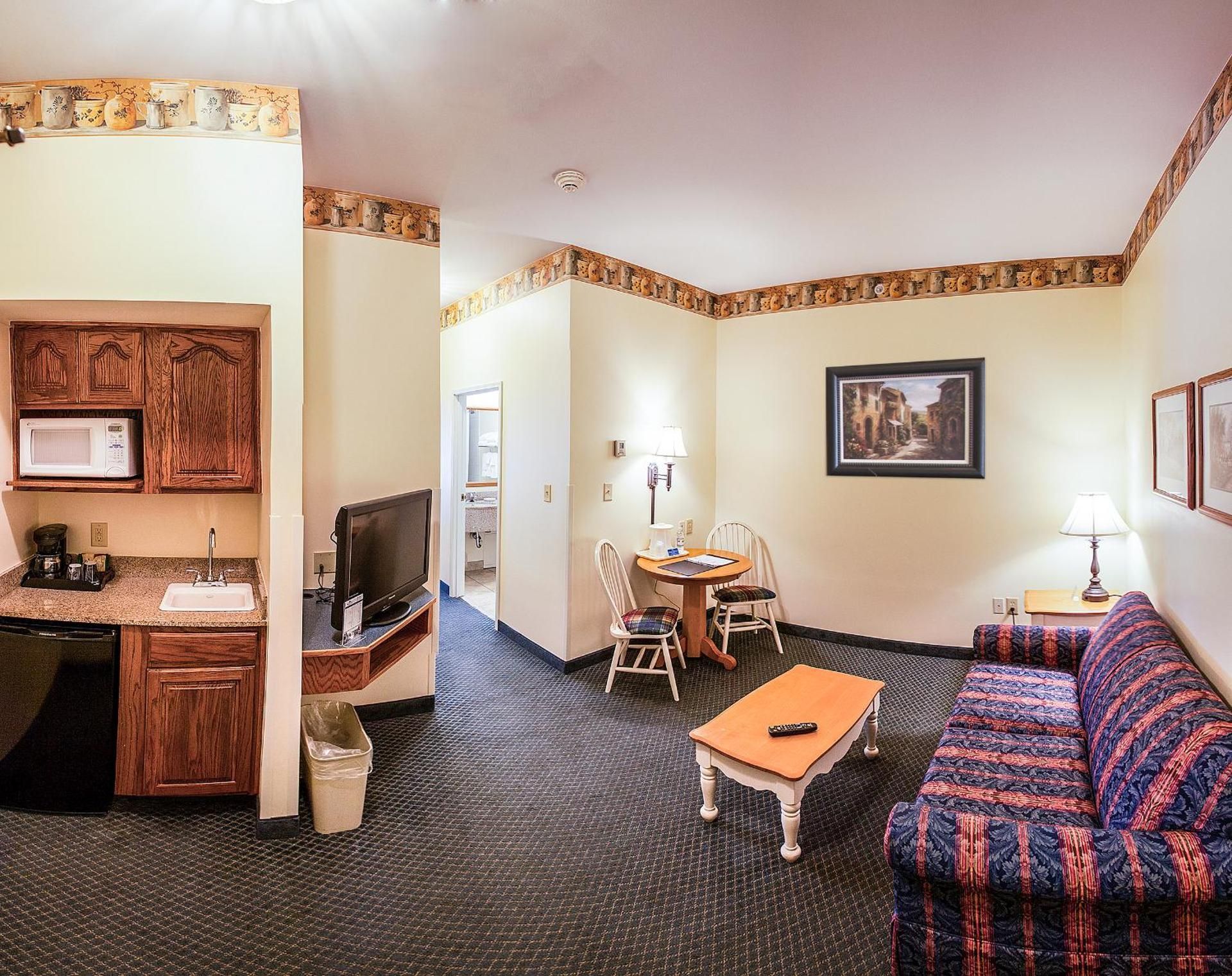 Blue Gate Garden Inn Deluxe King Suite 3