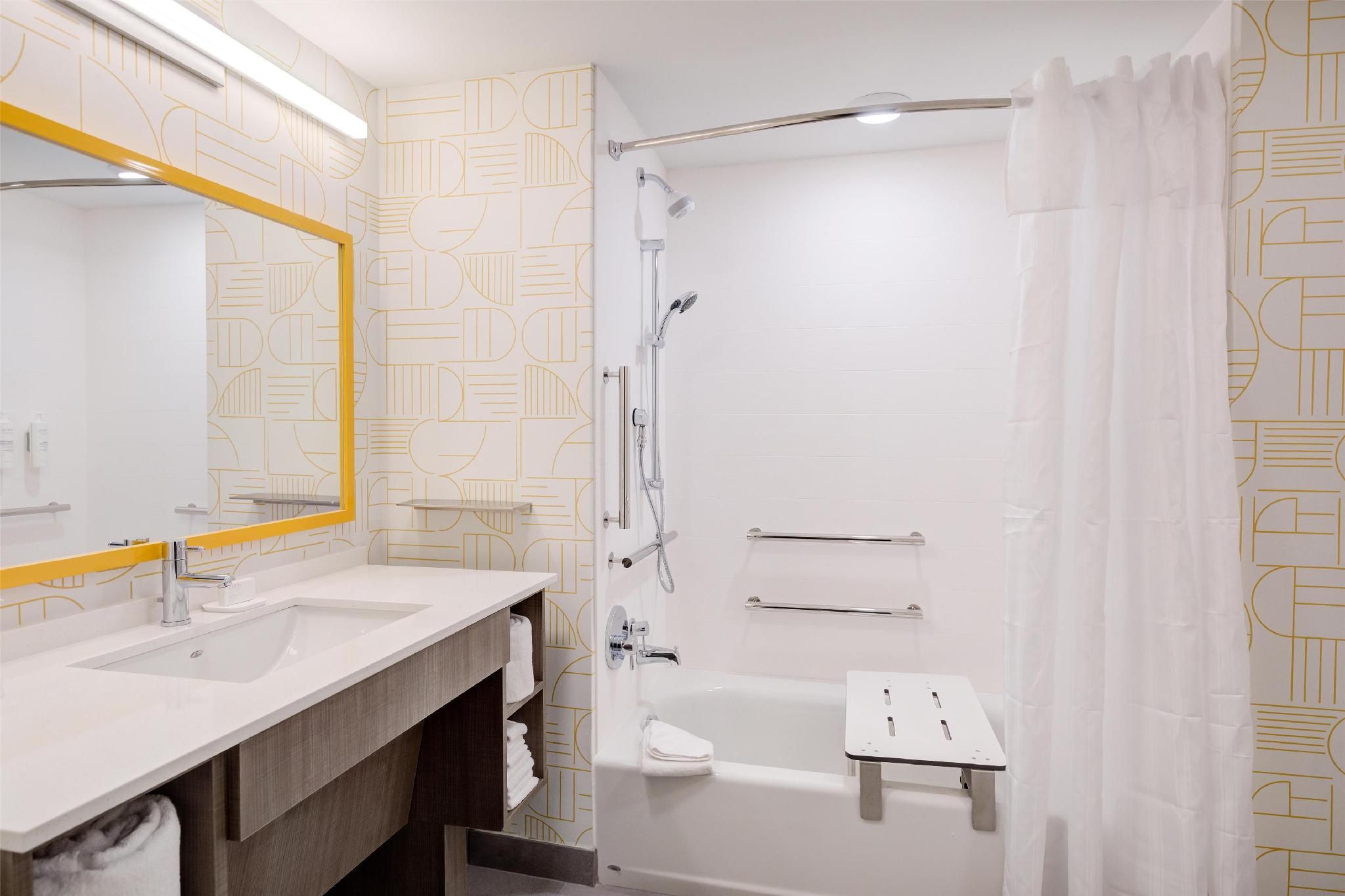 2 Queen Mobility Accessible Tub Studio Suite