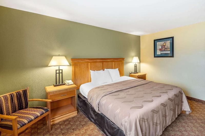 1 King Bed, Suite, No Smoking
