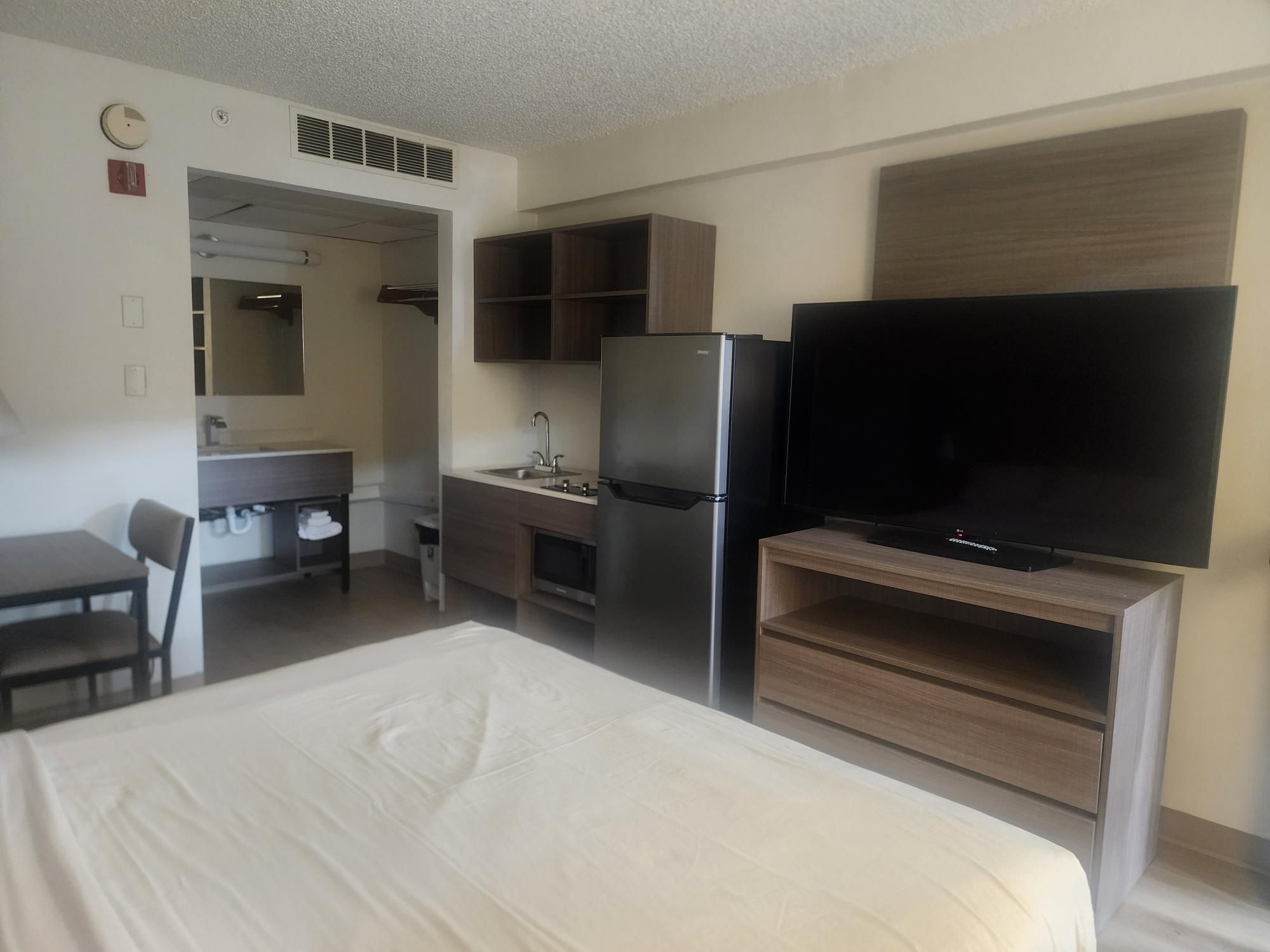 1 Queen Bed Accessible