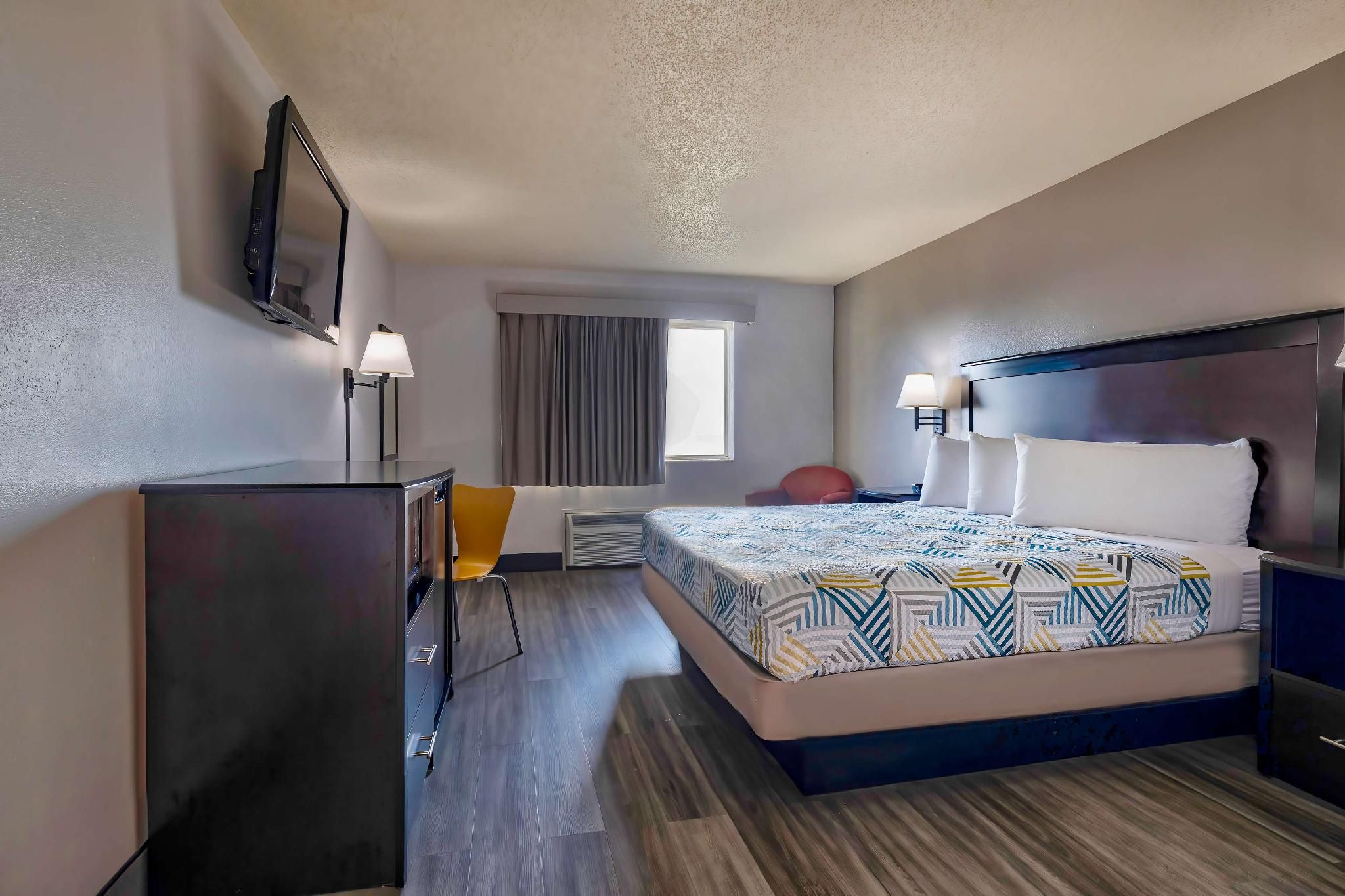 1 King Bed | Suite, Non-Smoking, Micfridge