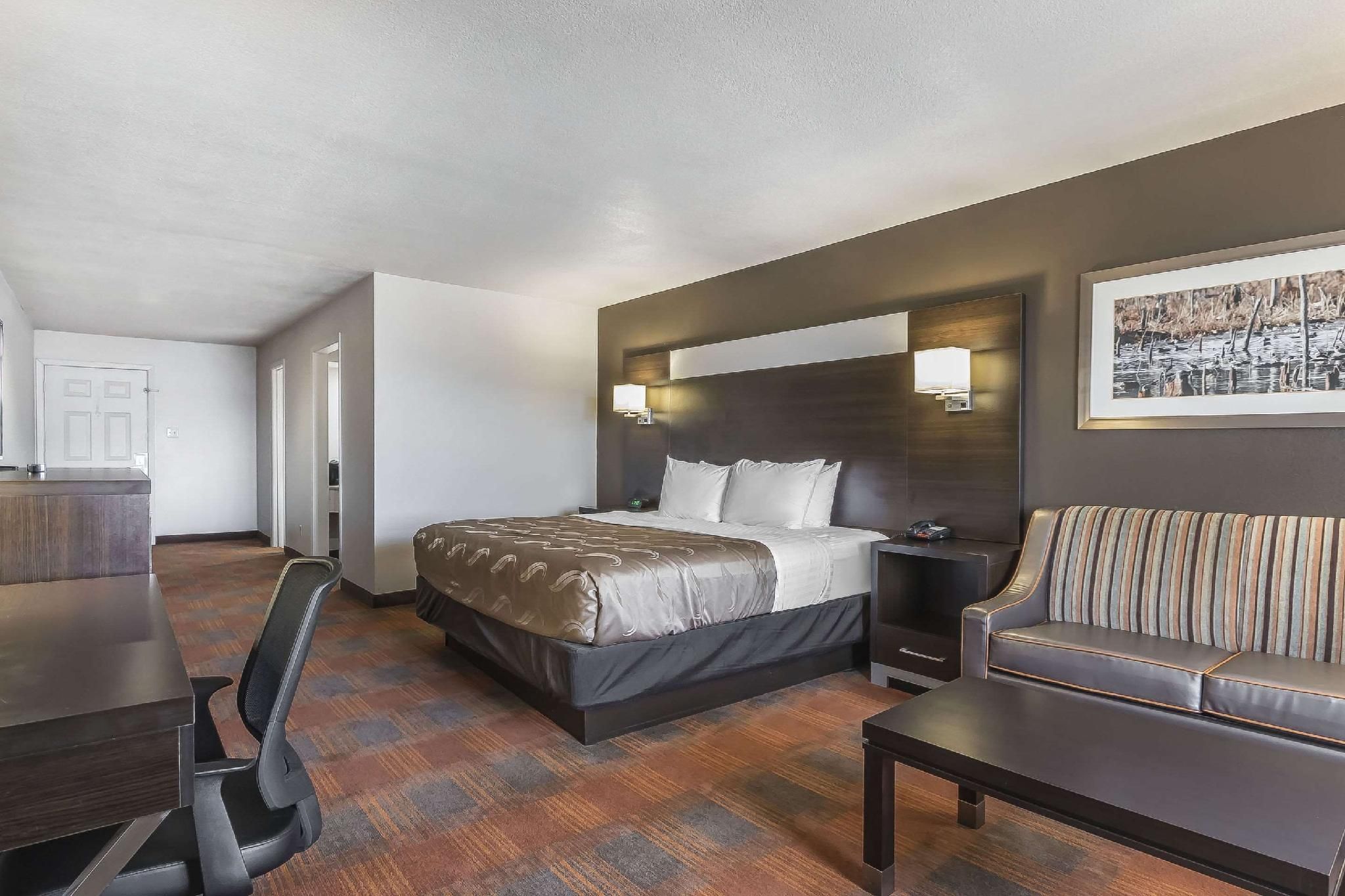 1 King Bed - Non - Smoking
