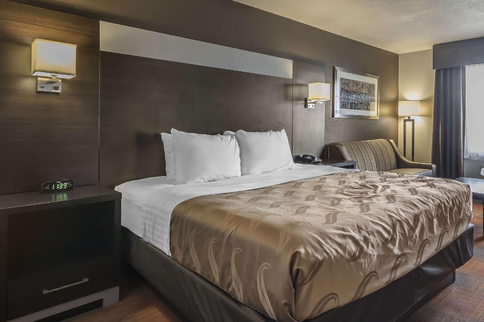 1 King Bed - Non - Smoking