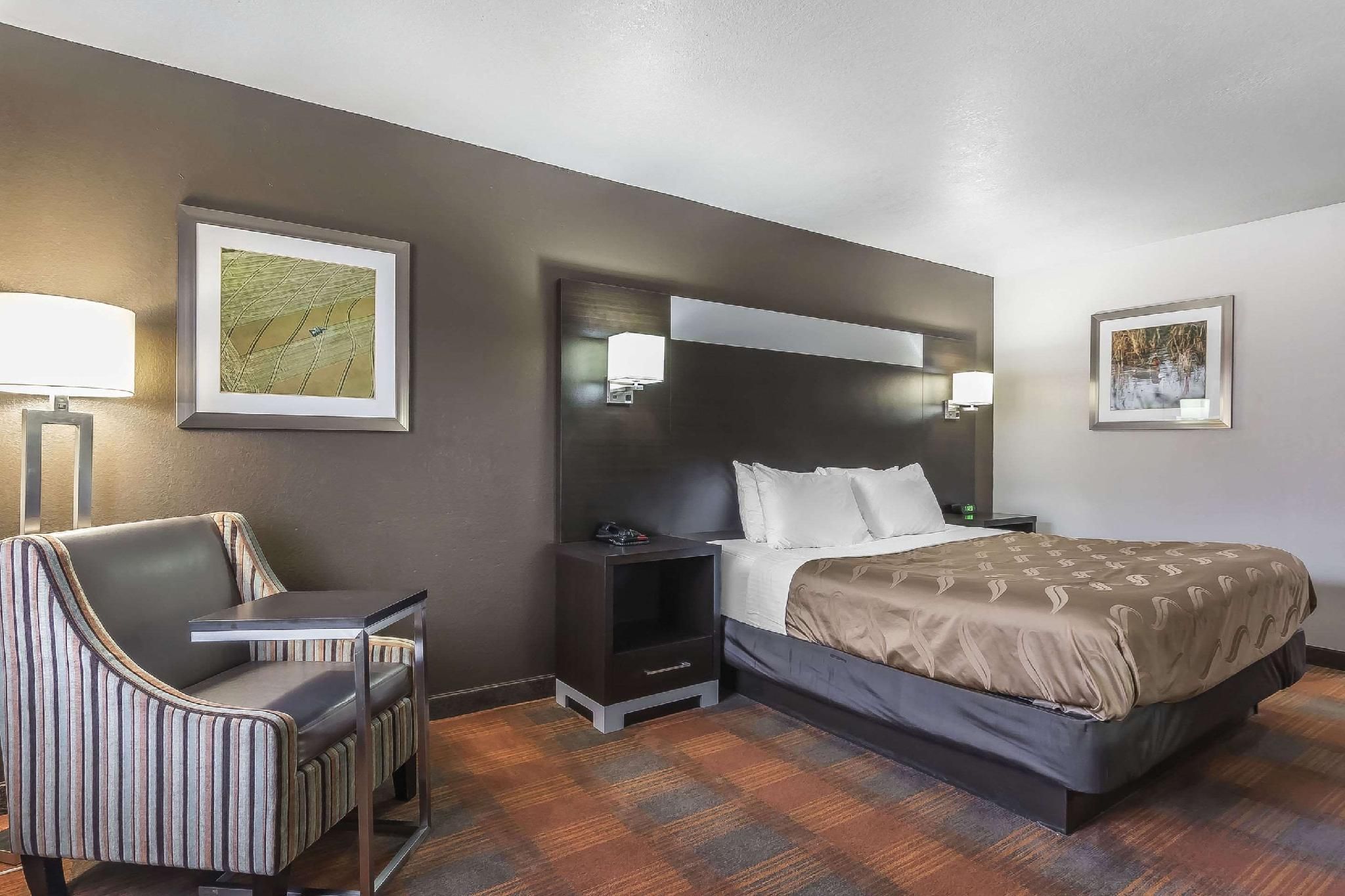 1 King Room Non-Smoking