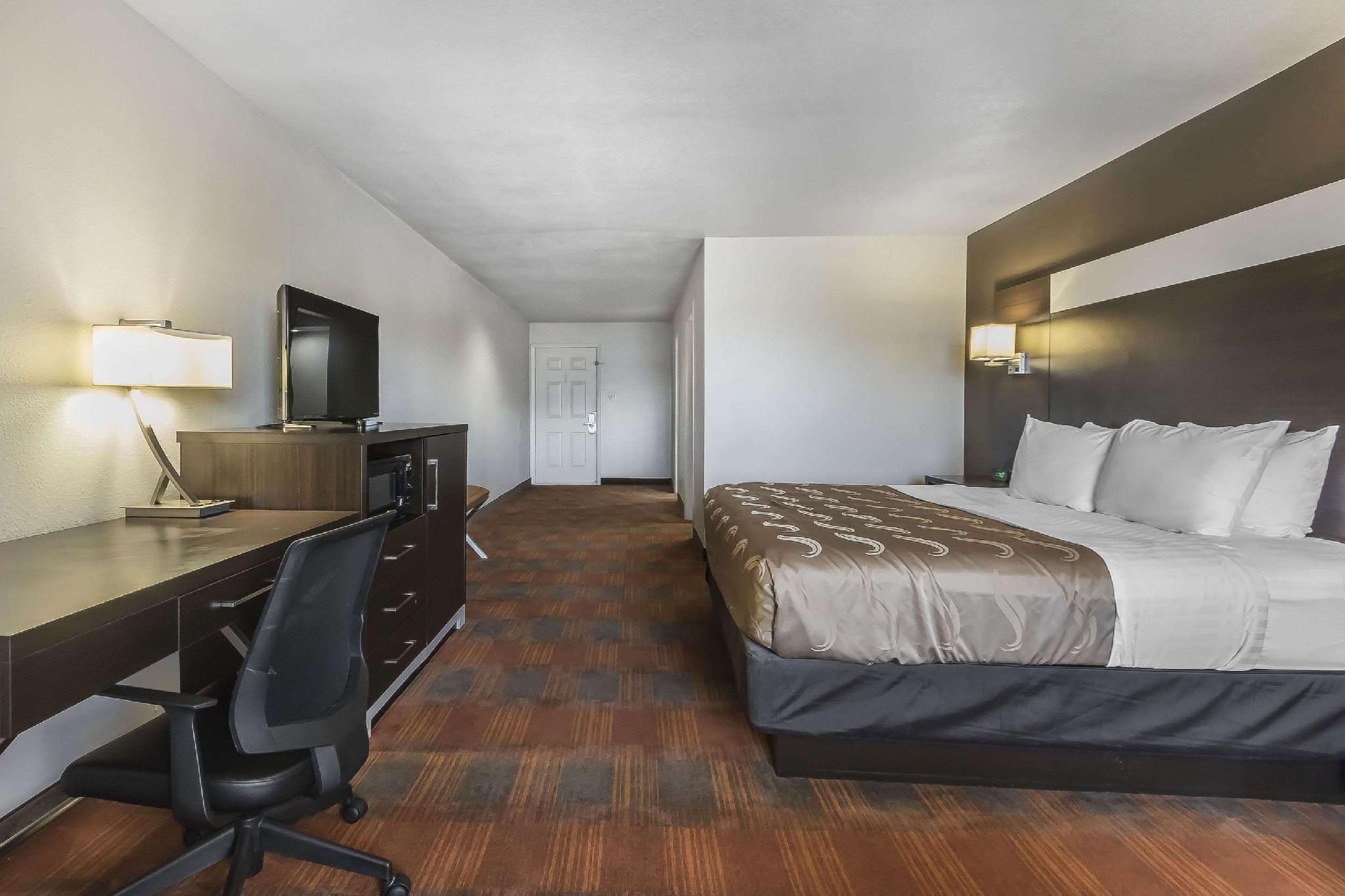 Quality Inn & Suites Stuttgart North King Room - Smoking