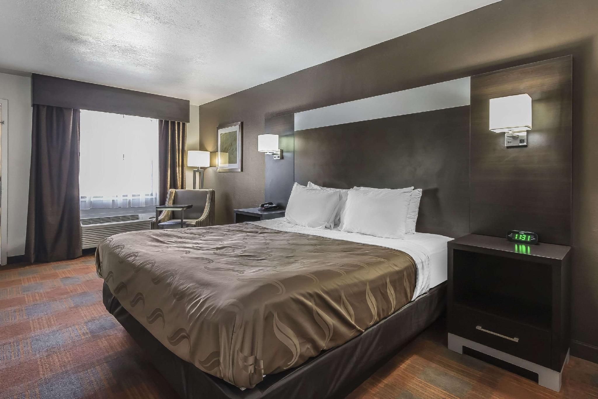 1 King Room Non-Smoking