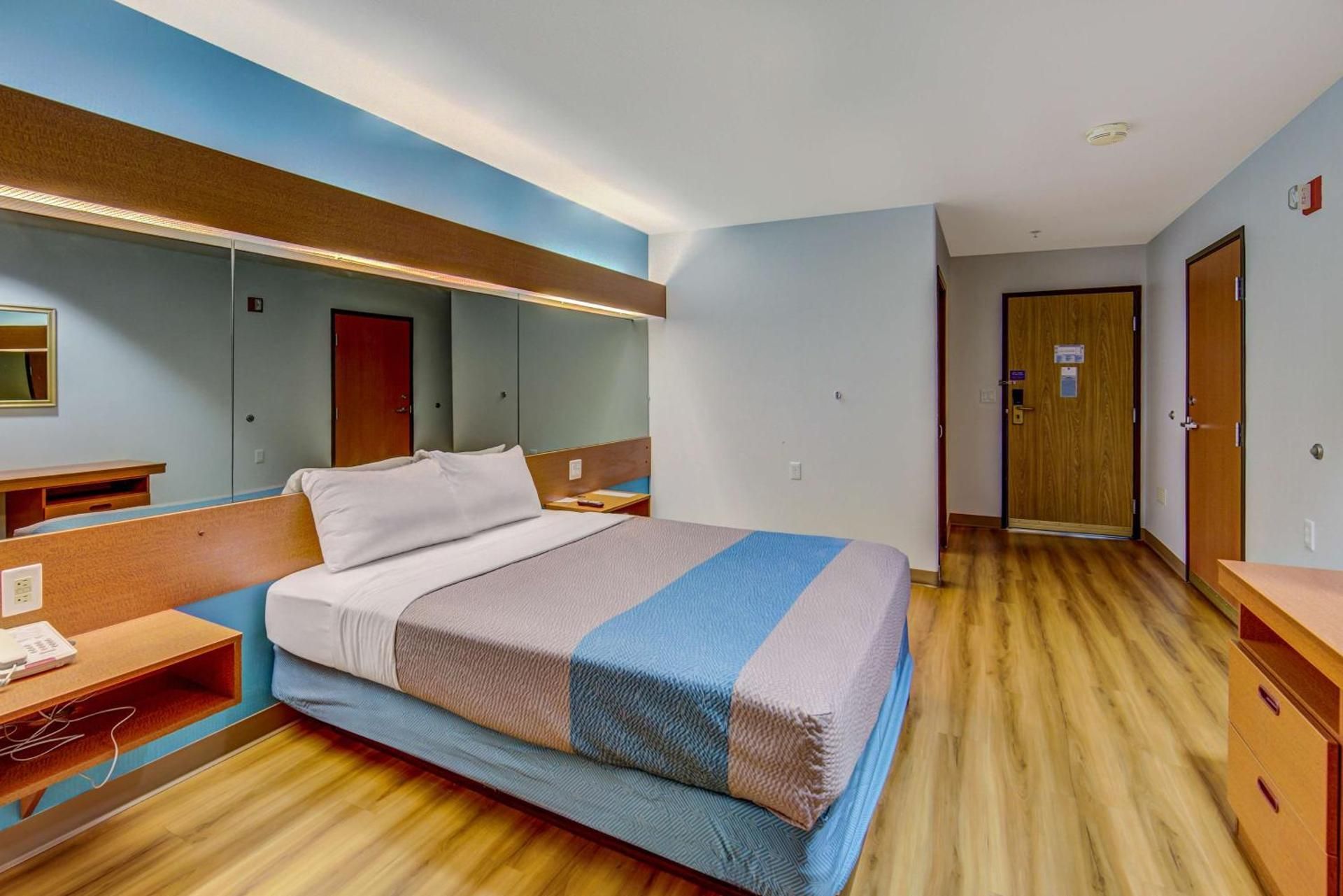 Queen Room - Disability Access - Roll in Shower