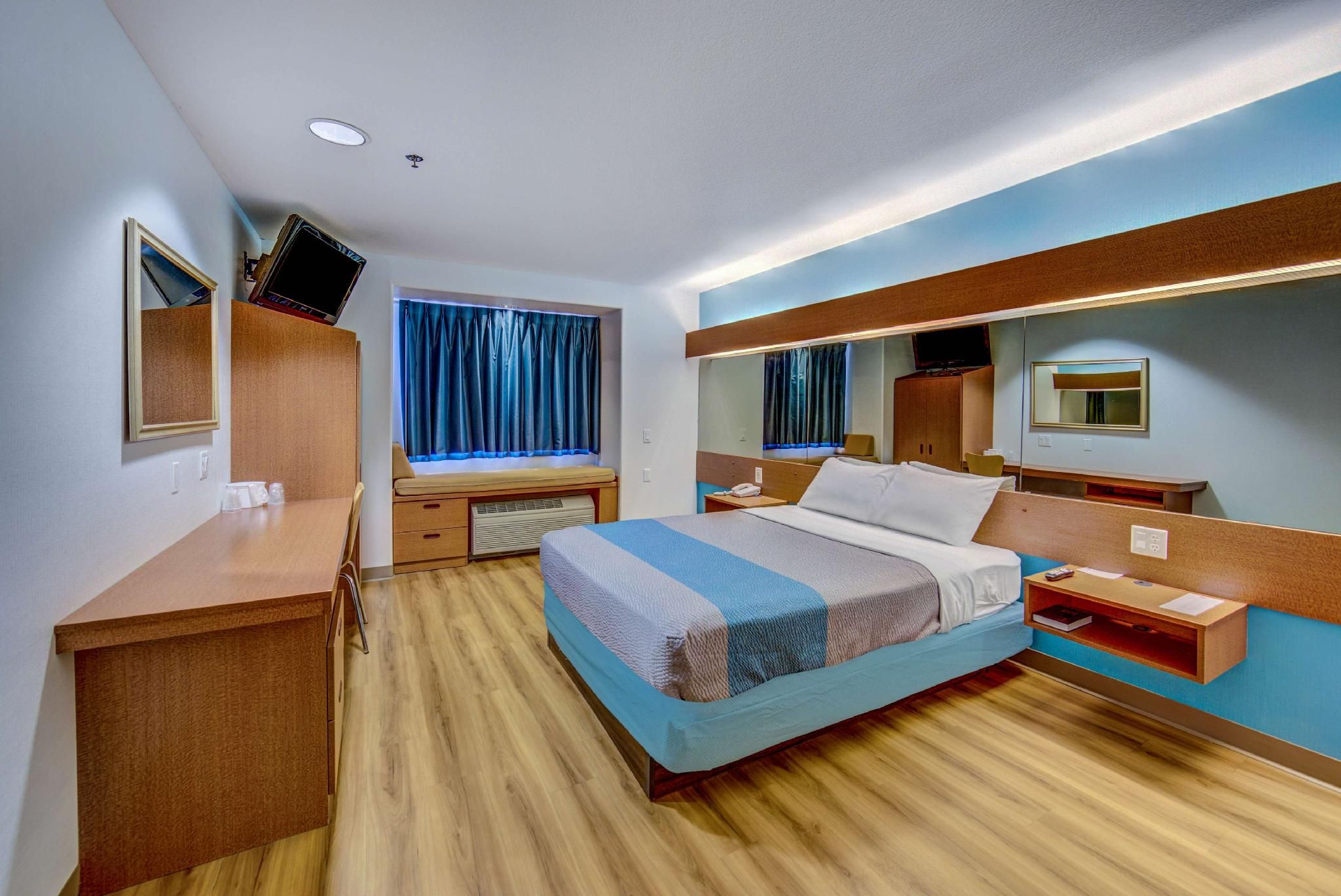 1 QUEEN BED | MOB ACC RI SHWR NSMK MINIFRIDG