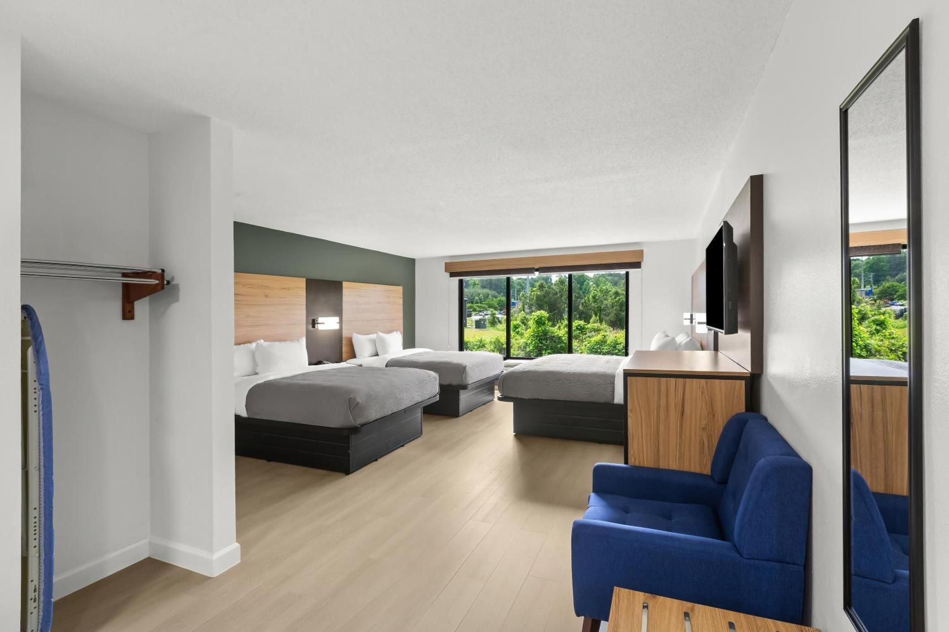 3 Queen Beds, Nonsmoking