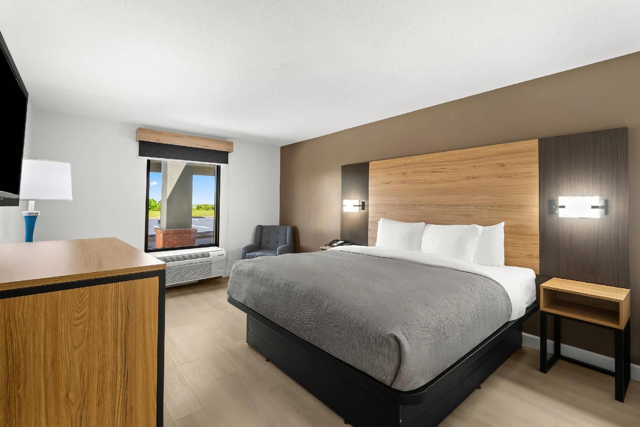 1 King Bed, Nonsmoking, Accessible