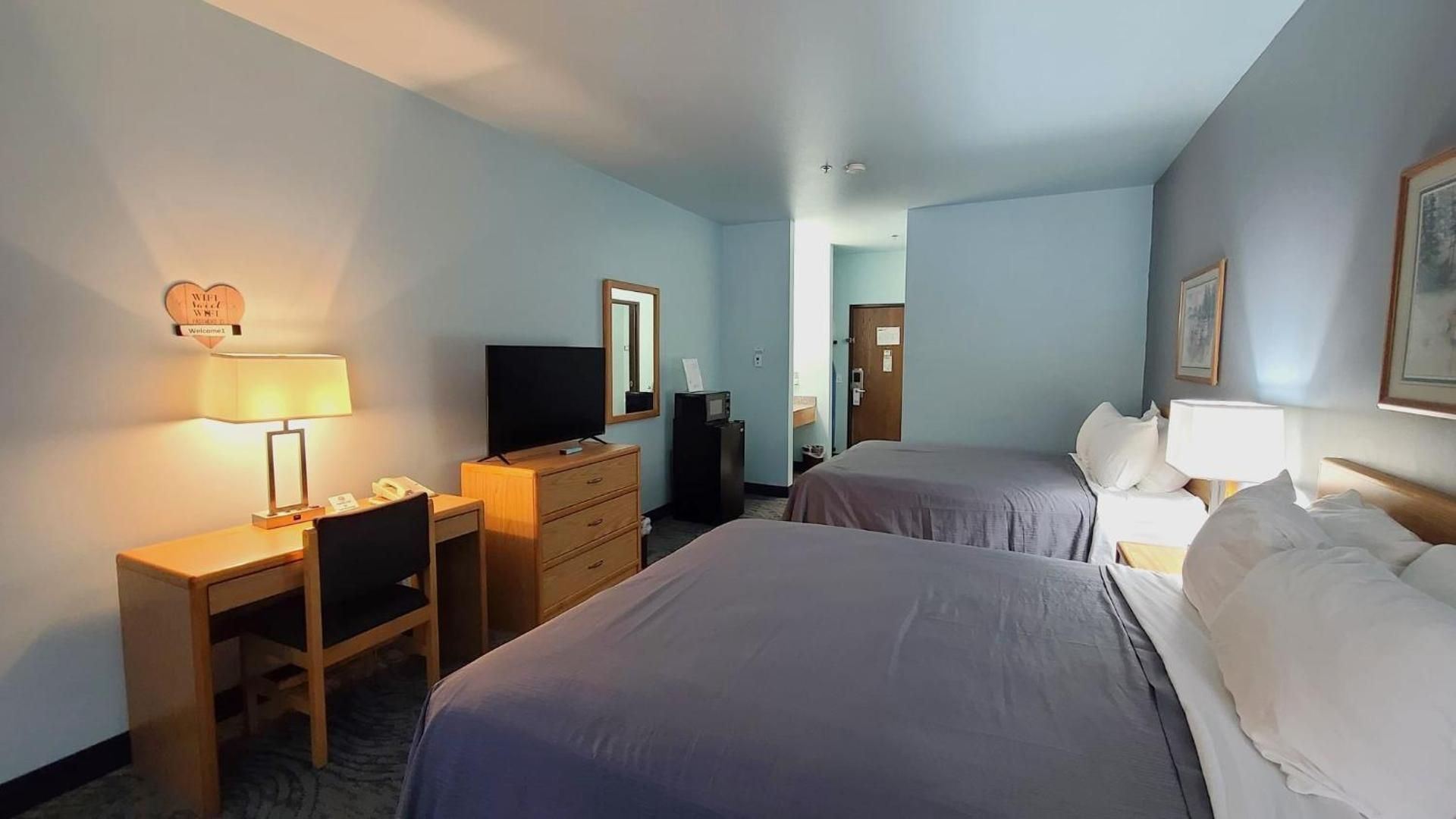 Single Room with Two Queen Beds No Pets Allowed