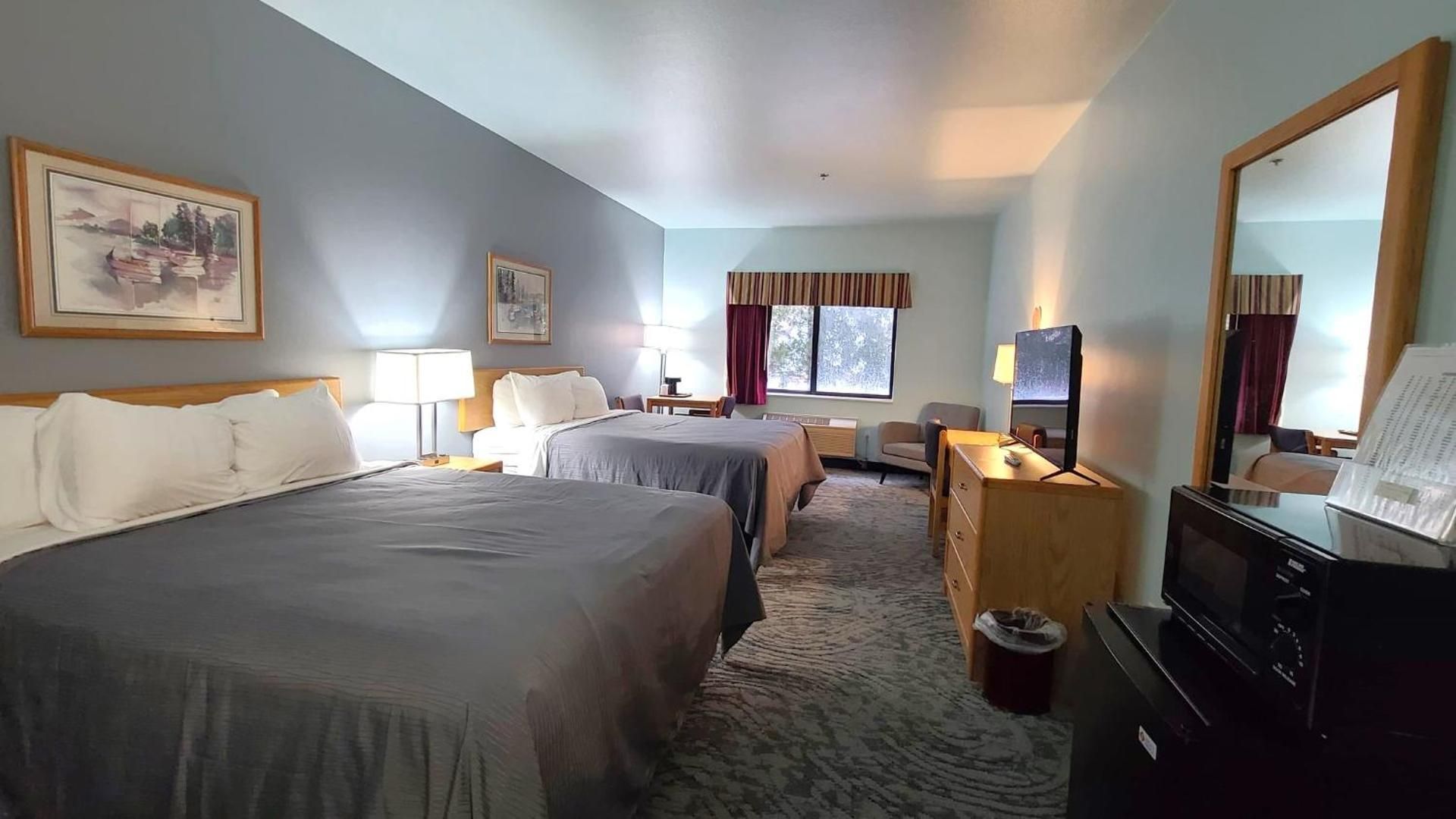 Single Room with Two Queen Beds No Pets Allowed