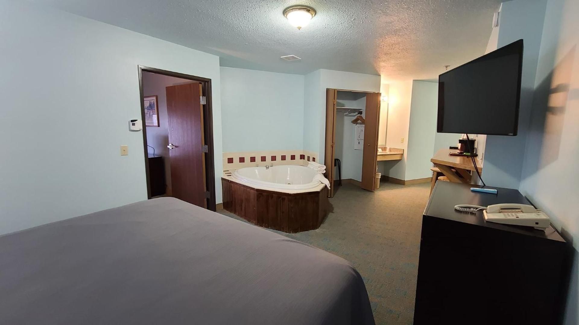 Deluxe Single King Suite with Spa Bath No Pets Allowed