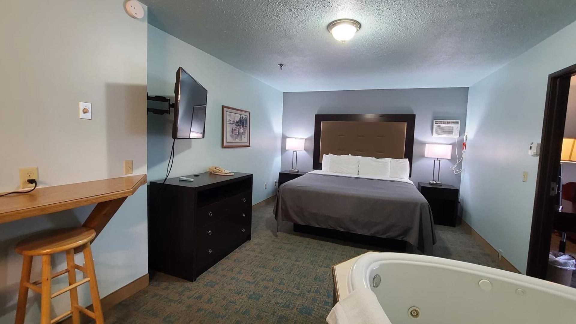 Deluxe Single King Suite with Spa Bath No Pets Allowed