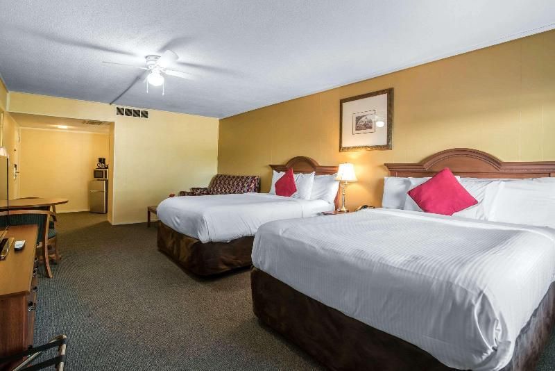 Queen Suite with Two Queen Beds - Non-Smoking