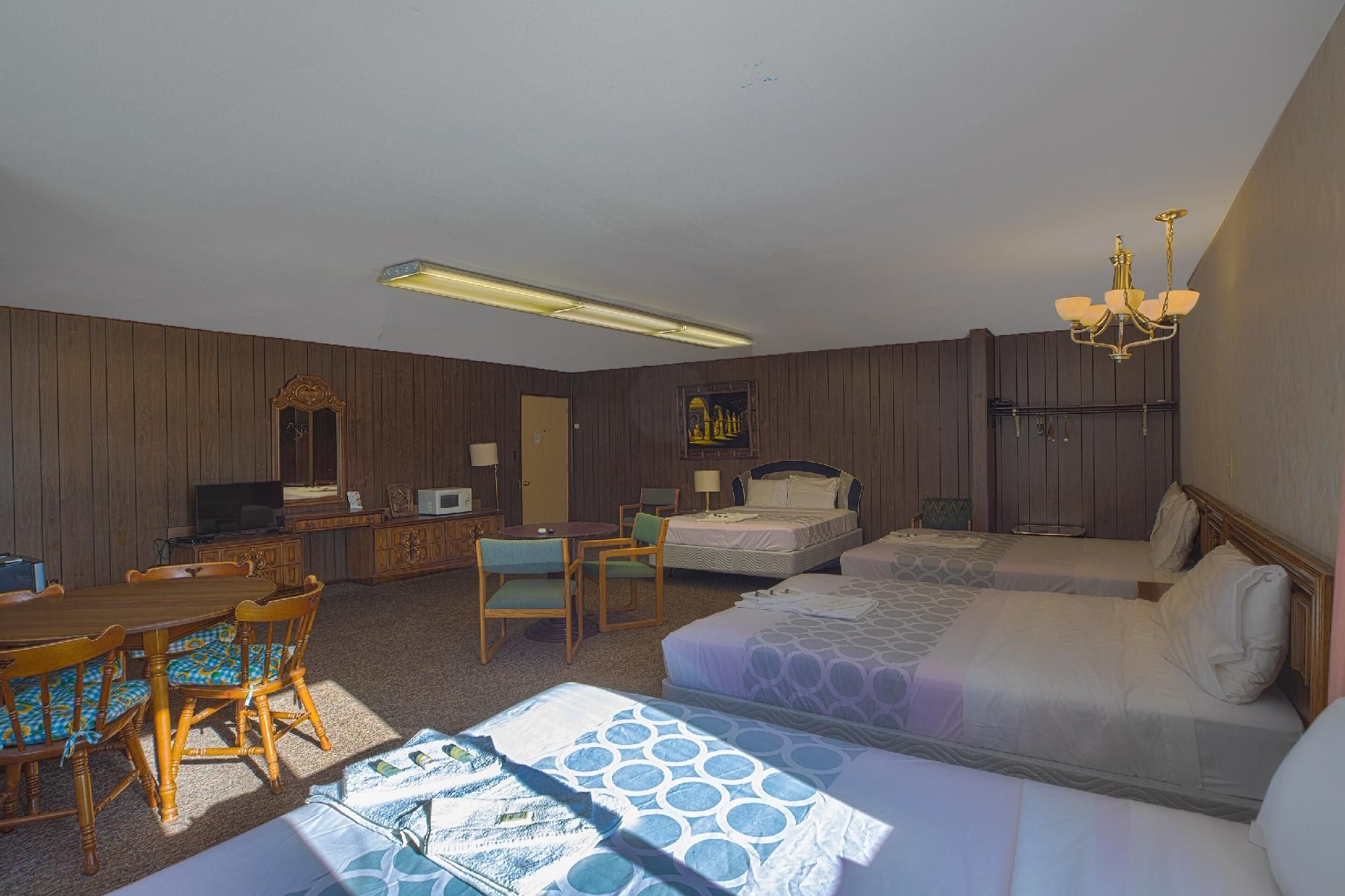 Family Room 4 Queen Beds