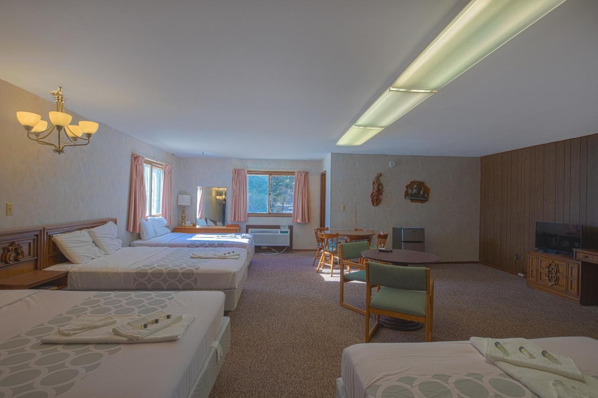 Family Room 4 Queen Beds