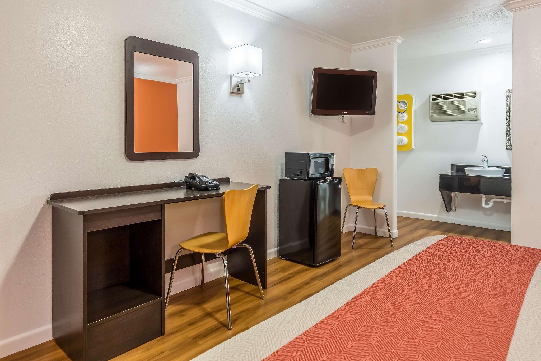 Motel 6 Tremonton, UT 1 King Bed | Non-Smoking 3