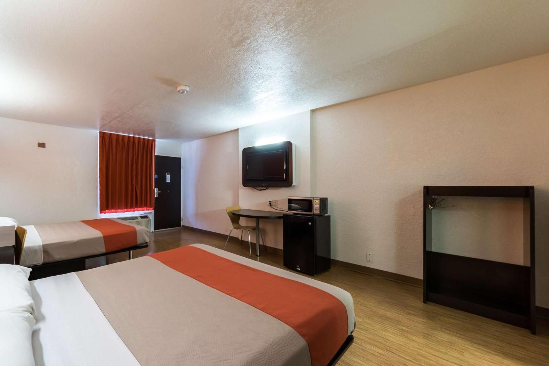 Motel 6 Uvalde, TX Quadruple Room - Non-Smoking 2