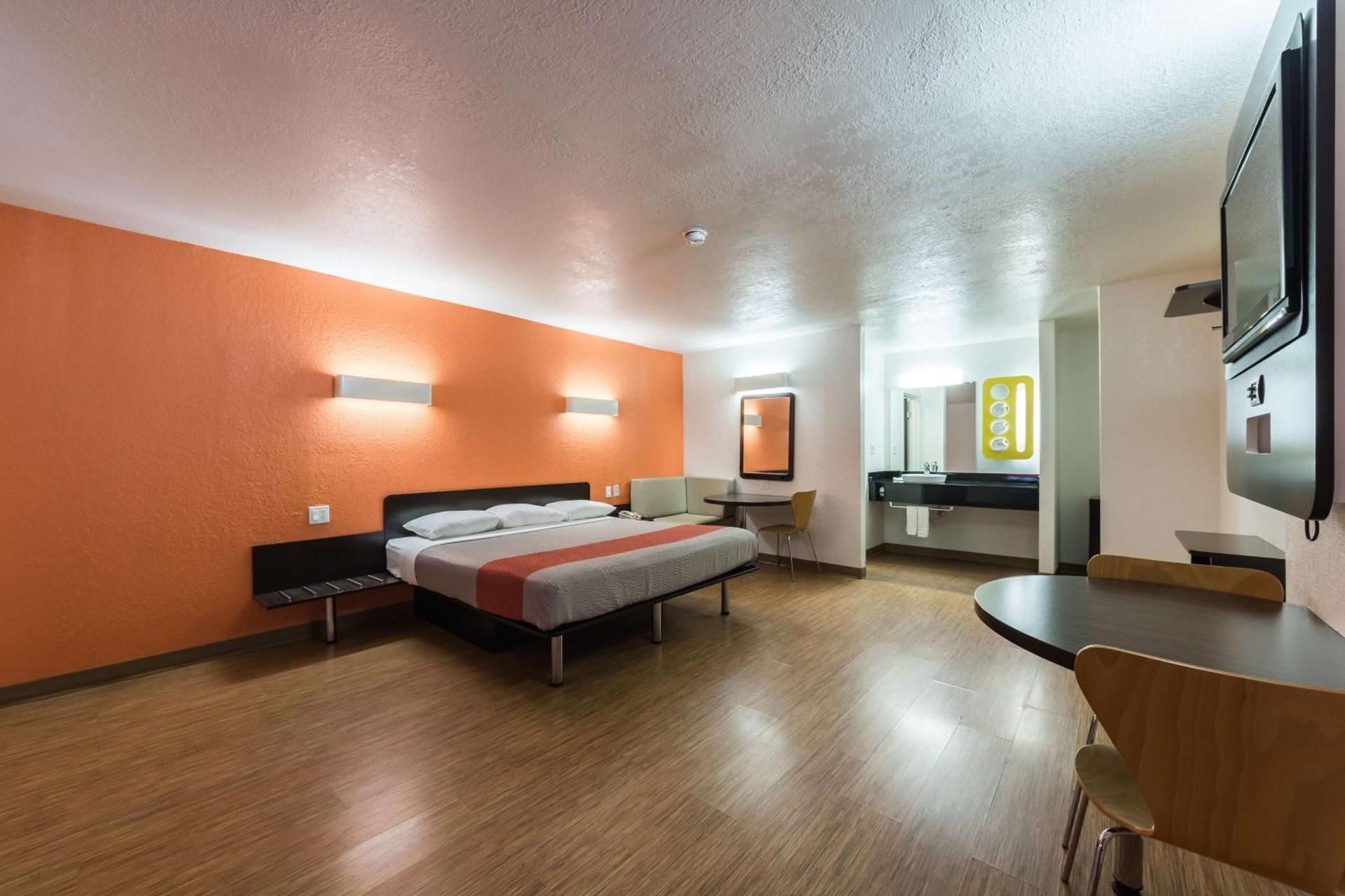 Motel 6 Uvalde, TX Deluxe King Room - Non-Smoking