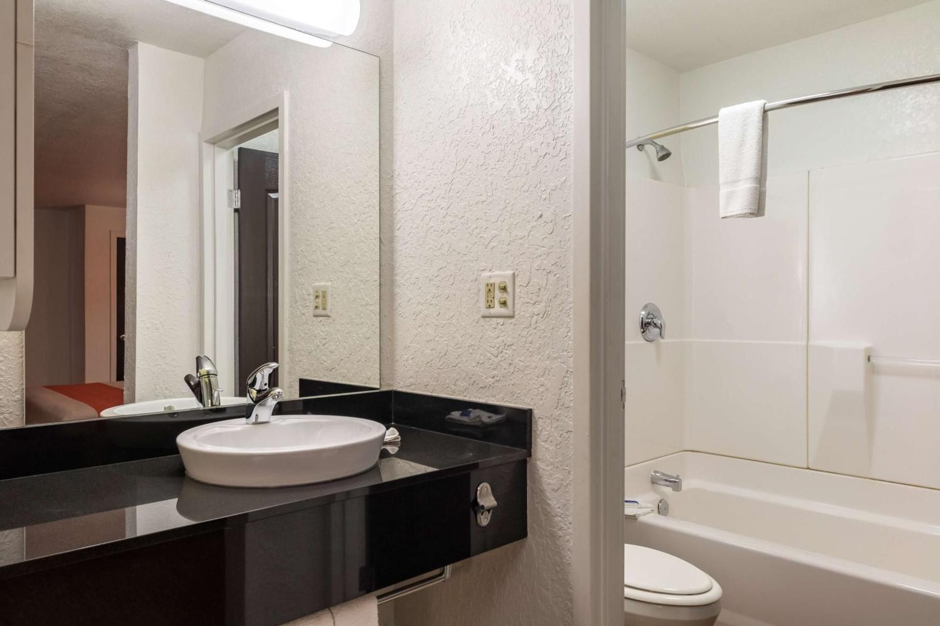 Motel 6 Uvalde, TX Quadruple Room - Non-Smoking 3