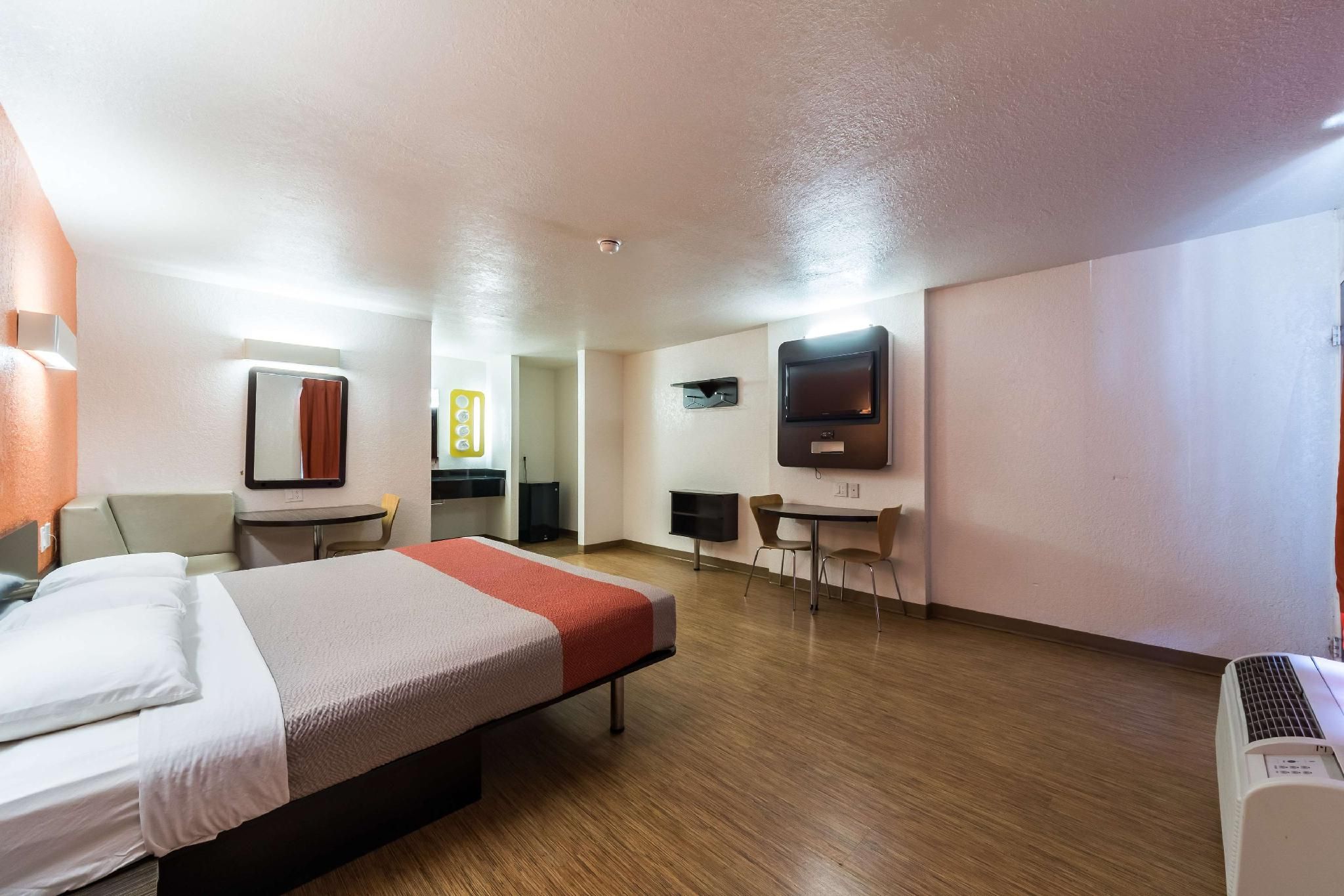 Motel 6 Uvalde, TX 1 King Bed | Mobil Access Tub Nsmk Kitchen 2