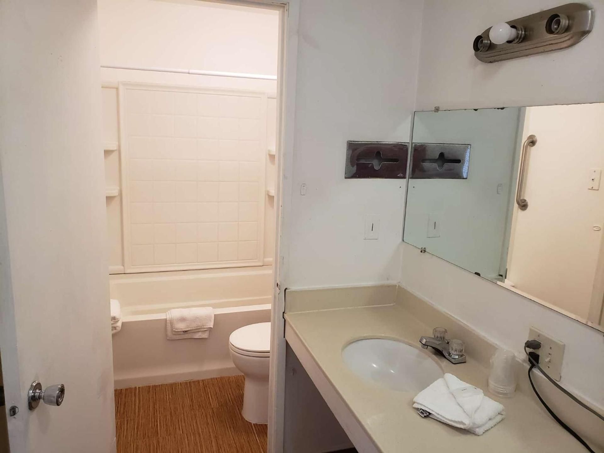 Hotel O Rama Inn & RV Park Queen Bed Smoking 2