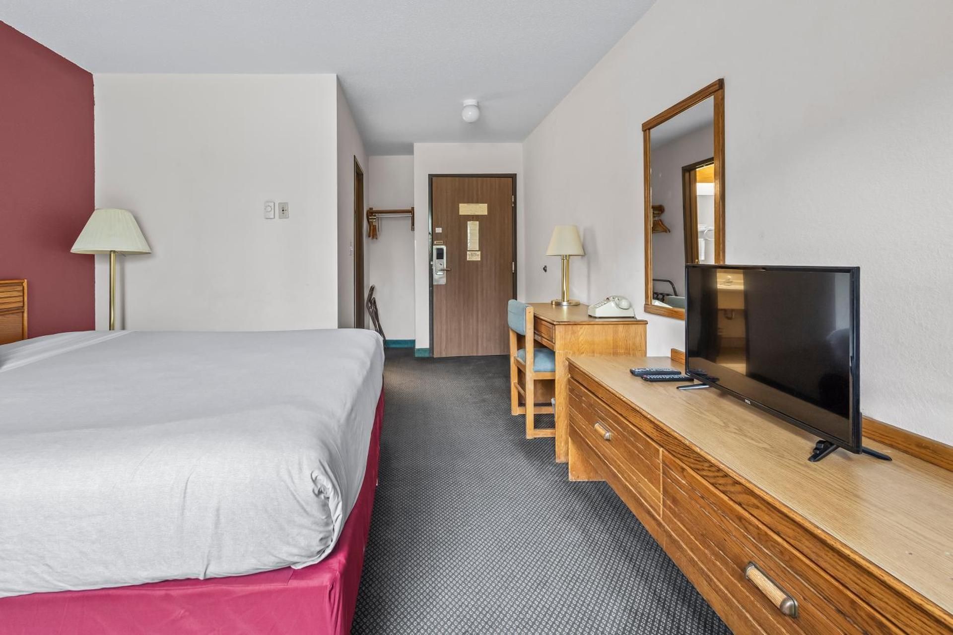 Queen Bed Accessible Non-Smoking