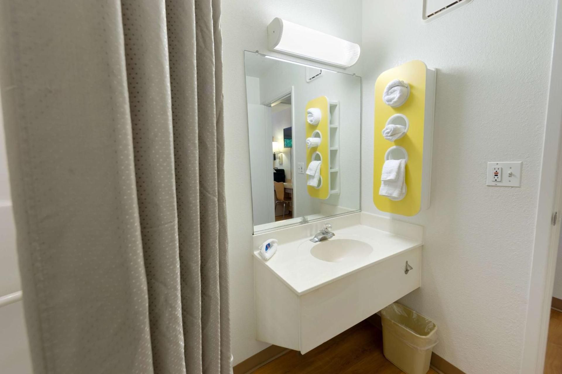 Motel 6 Weed, CA - Mount Shasta Queen Room - Smoking 3