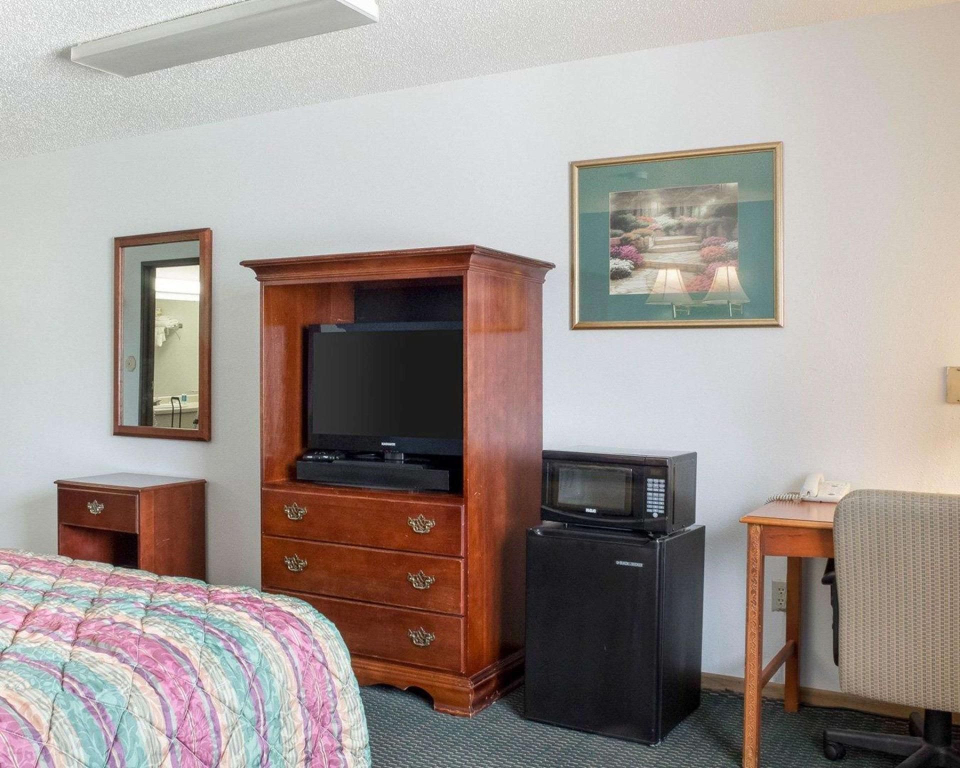 Rodeway Inn 1 Queen Bed, Nonsmoking, Accessible 3