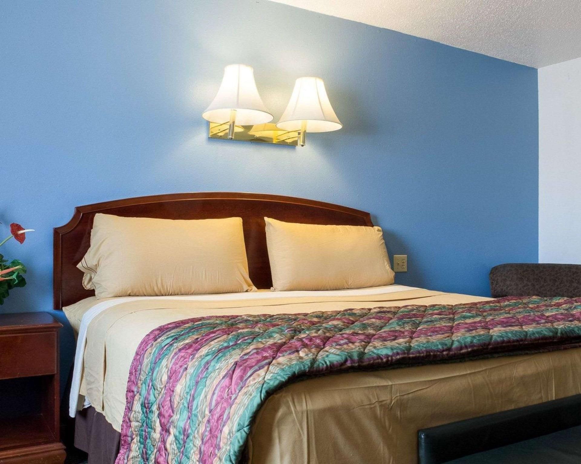 Rodeway Inn 1 Queen Bed, Nonsmoking, Accessible 2