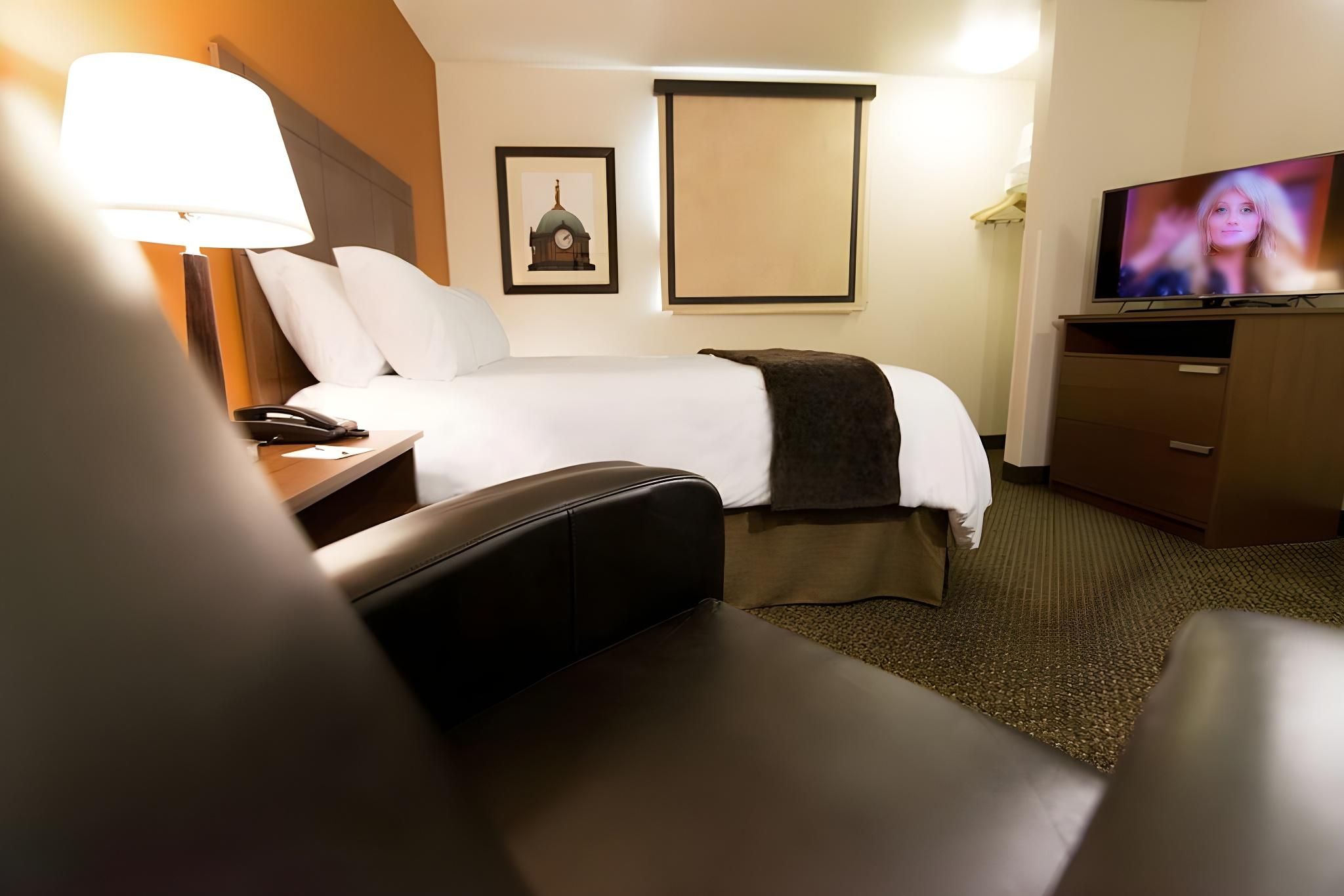 Queen Room - Mobility Accessible