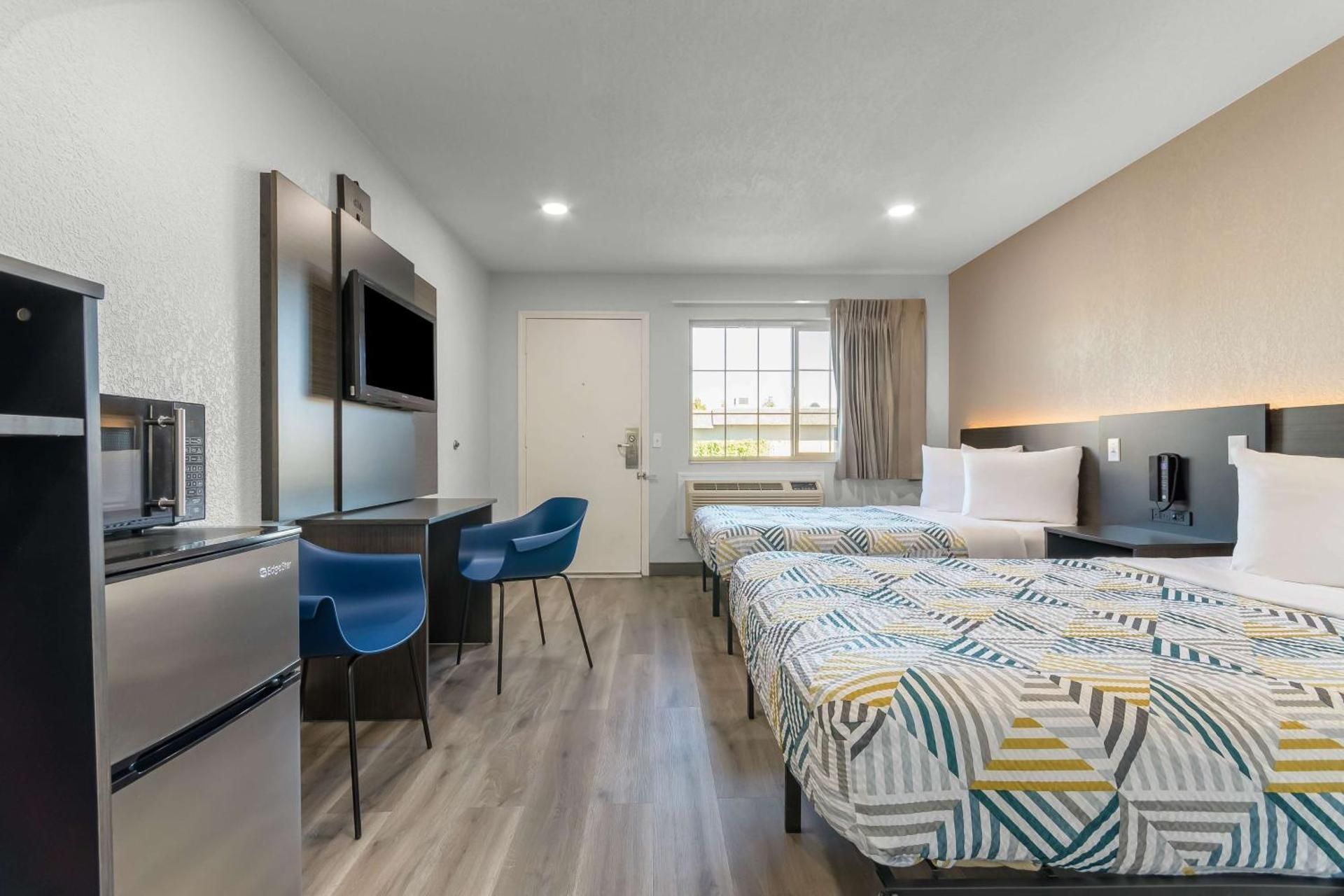 Motel 6 Willows, CA Standard Room- 2 Full Beds - Accessible - Roll In shower- Non-Smoking