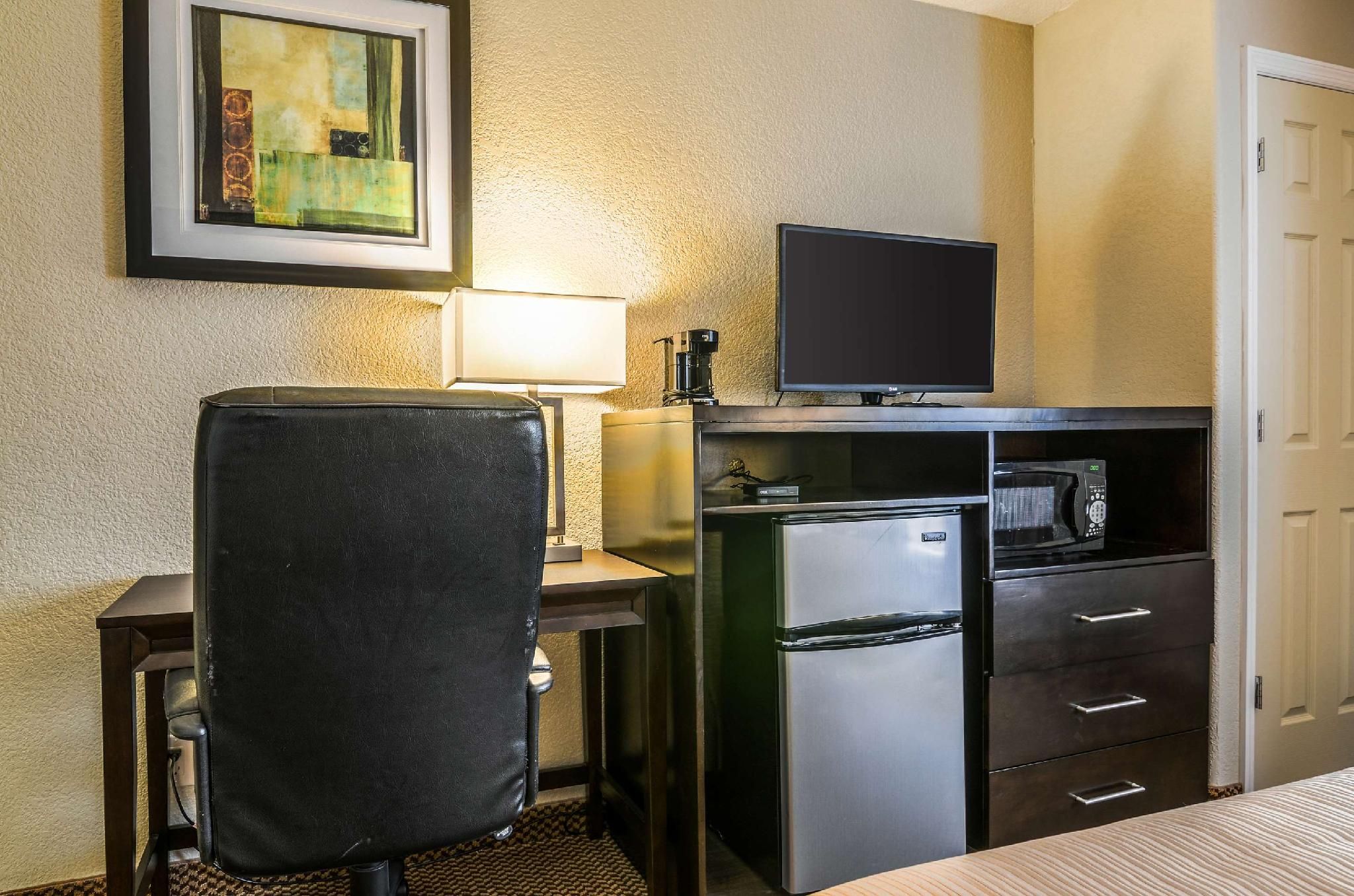 Quality Inn & Suites 1 King Bed, Nonsmoking, Accessible