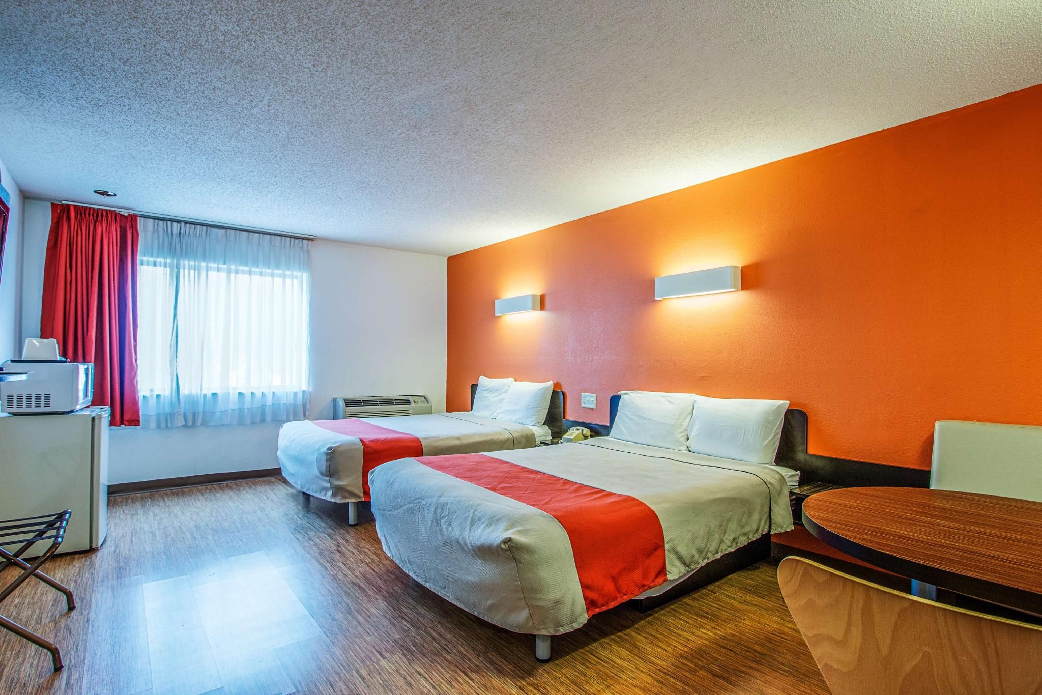 Motel 6 Wisconsin Rapids, WI 2 Queen Beds | Mobility Accessible Tub Nsmk