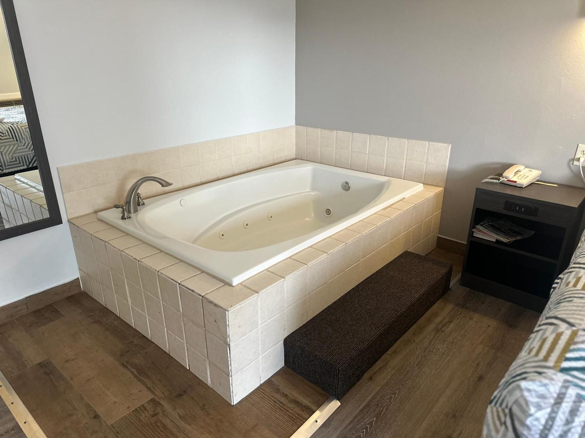 Motel 6 Wisconsin Rapids, WI King Room with Spa Bath - Non-Smoking 2