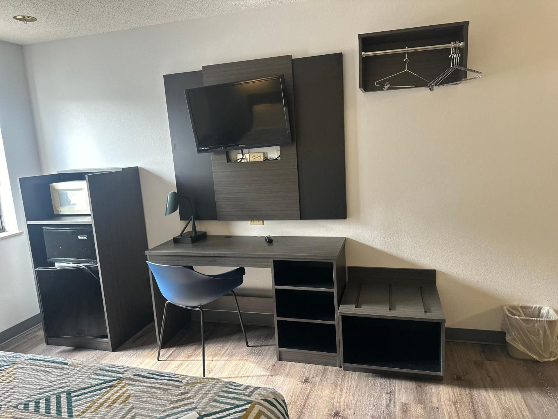 Motel 6 Wisconsin Rapids, WI King Room with Spa Bath - Non-Smoking 3