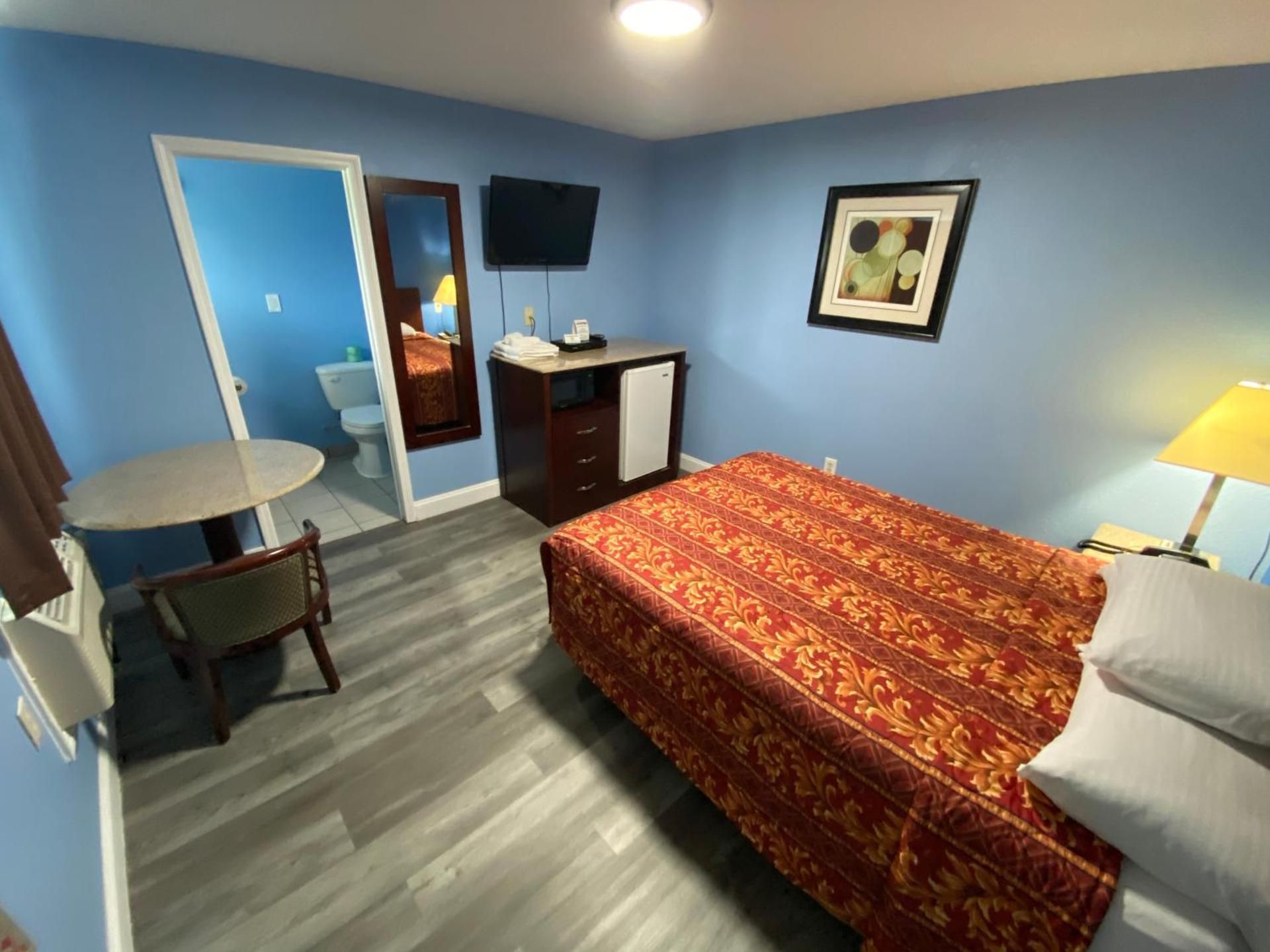 Red Carpet Inn and Suites Wrightstown Queen Room - Non-Smoking