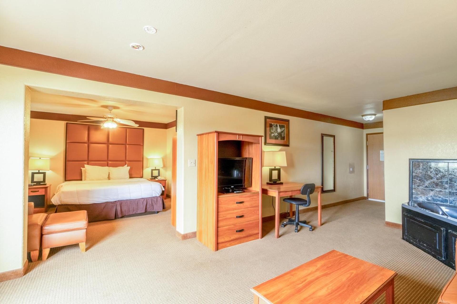 1 Suite King Bed Non-Smoking Jacuzzi Tub