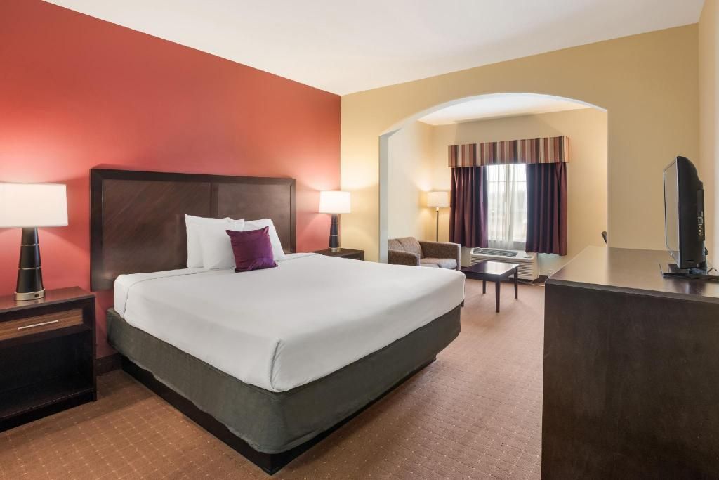 1 King Bed Non-Smoking