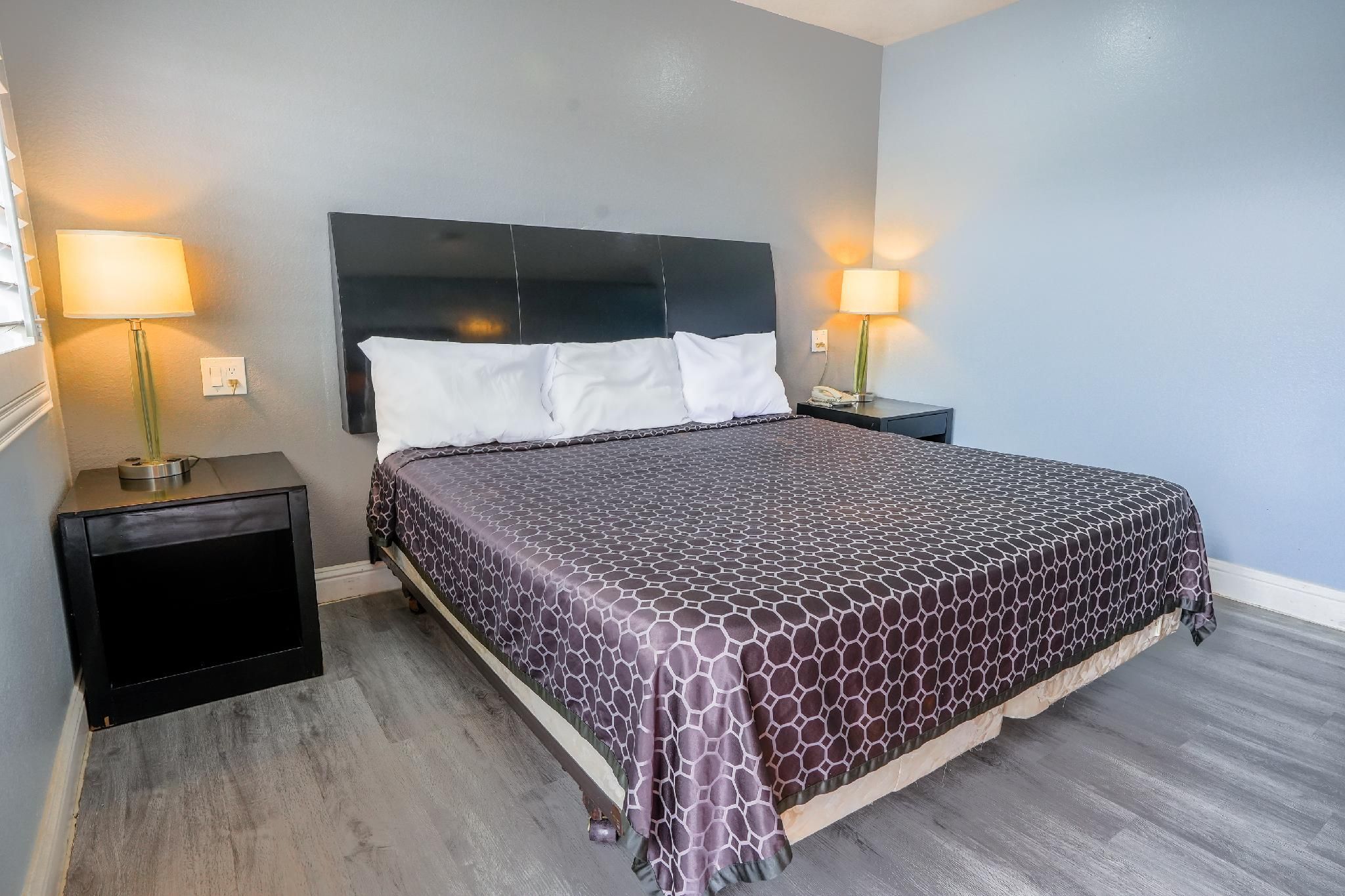 Economy Inn Buttonwillow Bakersfield I-5 King Bed Non-Smoking 2