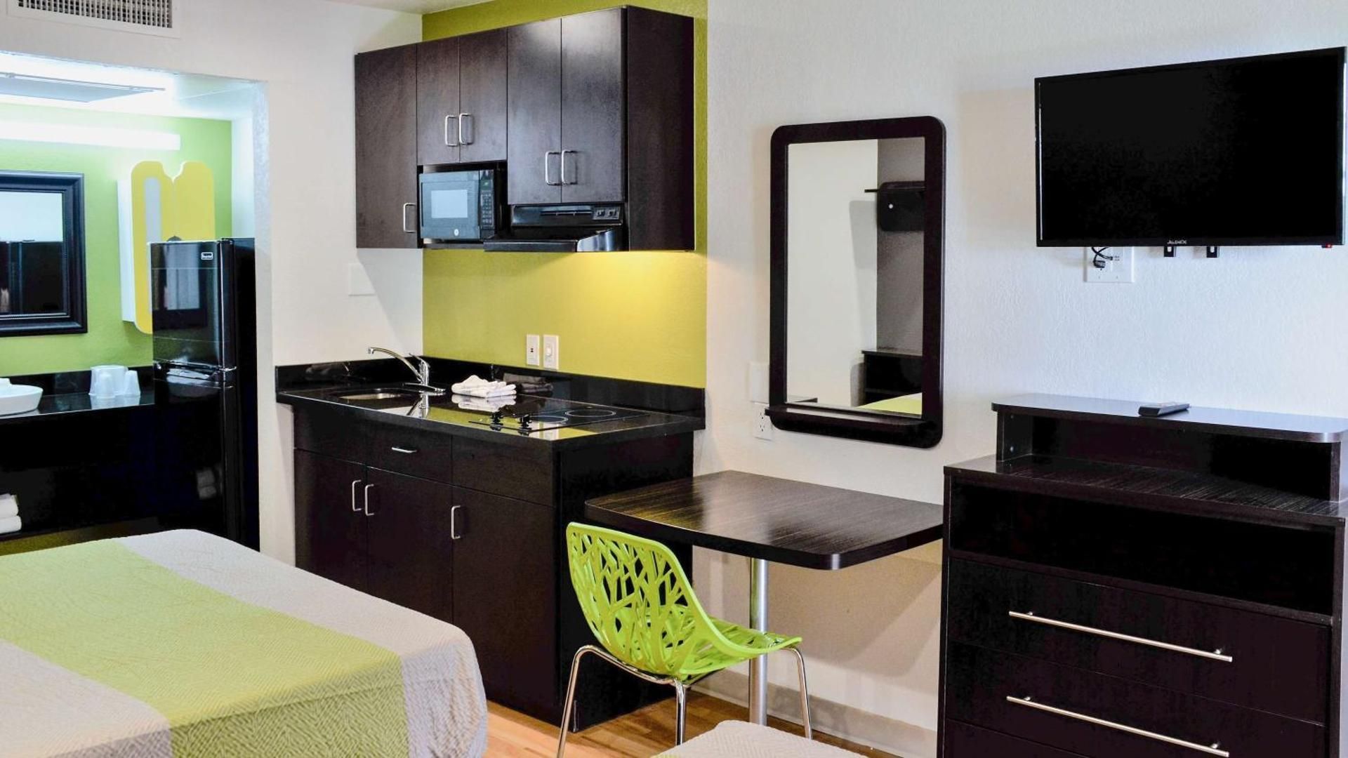 Studio 6  Buttonwillow, CA Deluxe Quadruple Room - Non-Smoking 3