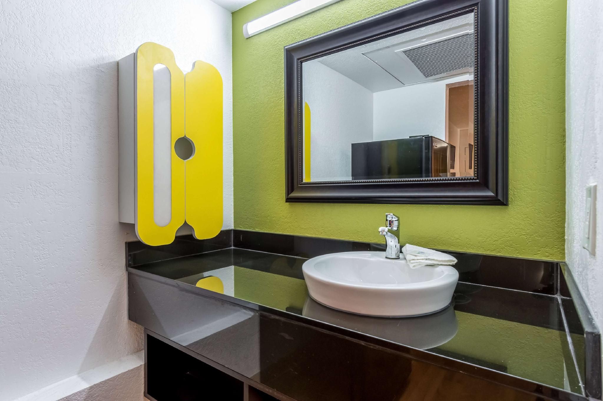 Studio 6  Buttonwillow, CA 2 Full Beds | Non-Smoking, Kitchen 2