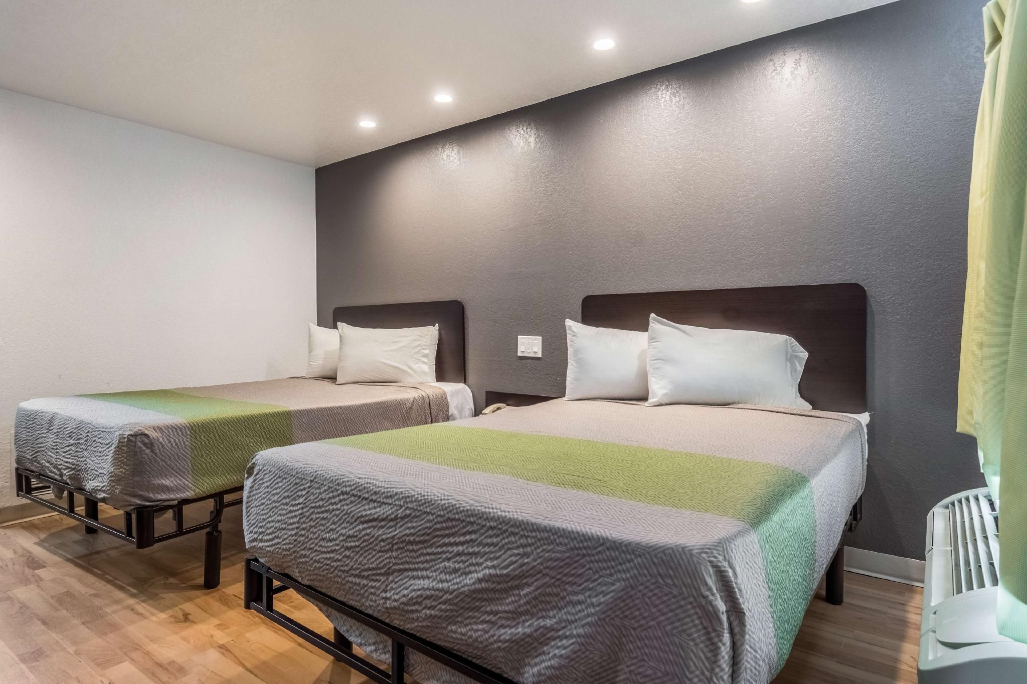 Studio 6  Buttonwillow, CA 2 Full Beds | Mobil Access Tub Nsmk Kitchen