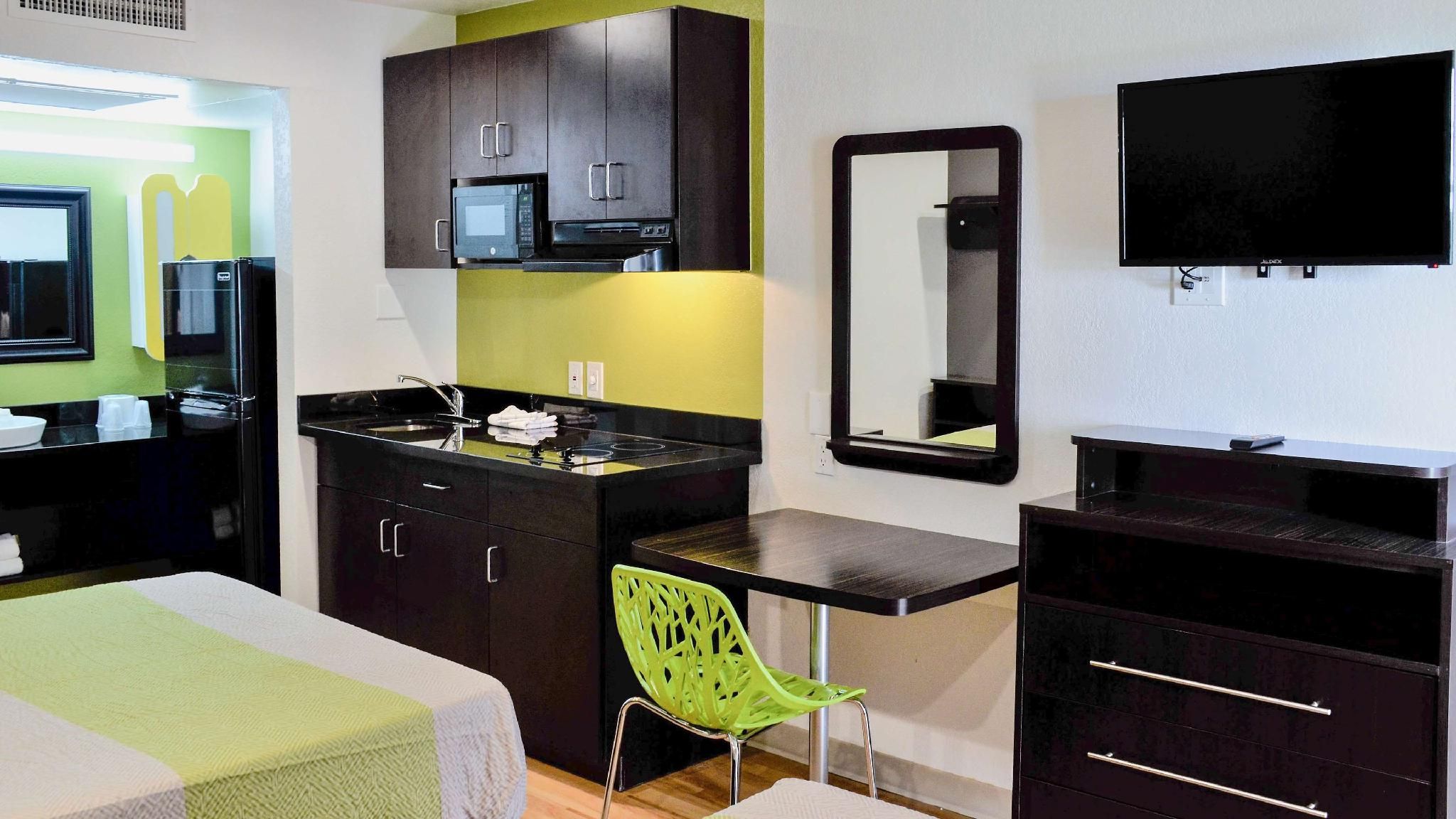 Studio 6  Buttonwillow, CA 2 Full Beds | Non-Smoking, Kitchen 3