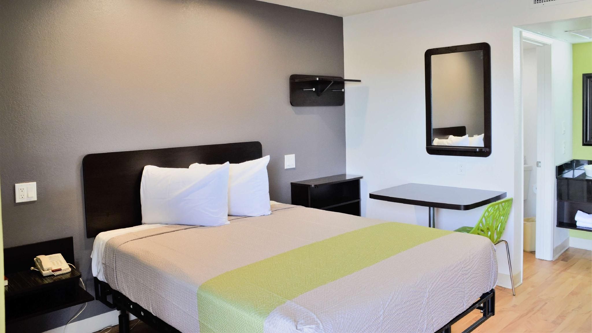 1 Queen Bed | Non-Smoking, Kitchen