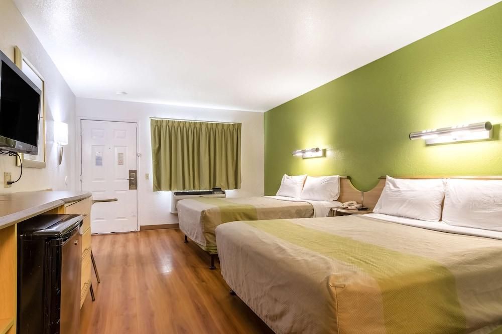 Motel 6 Buttonwillow, CA - Central Quadruple Room - Disability Access - Non-Smoking 3