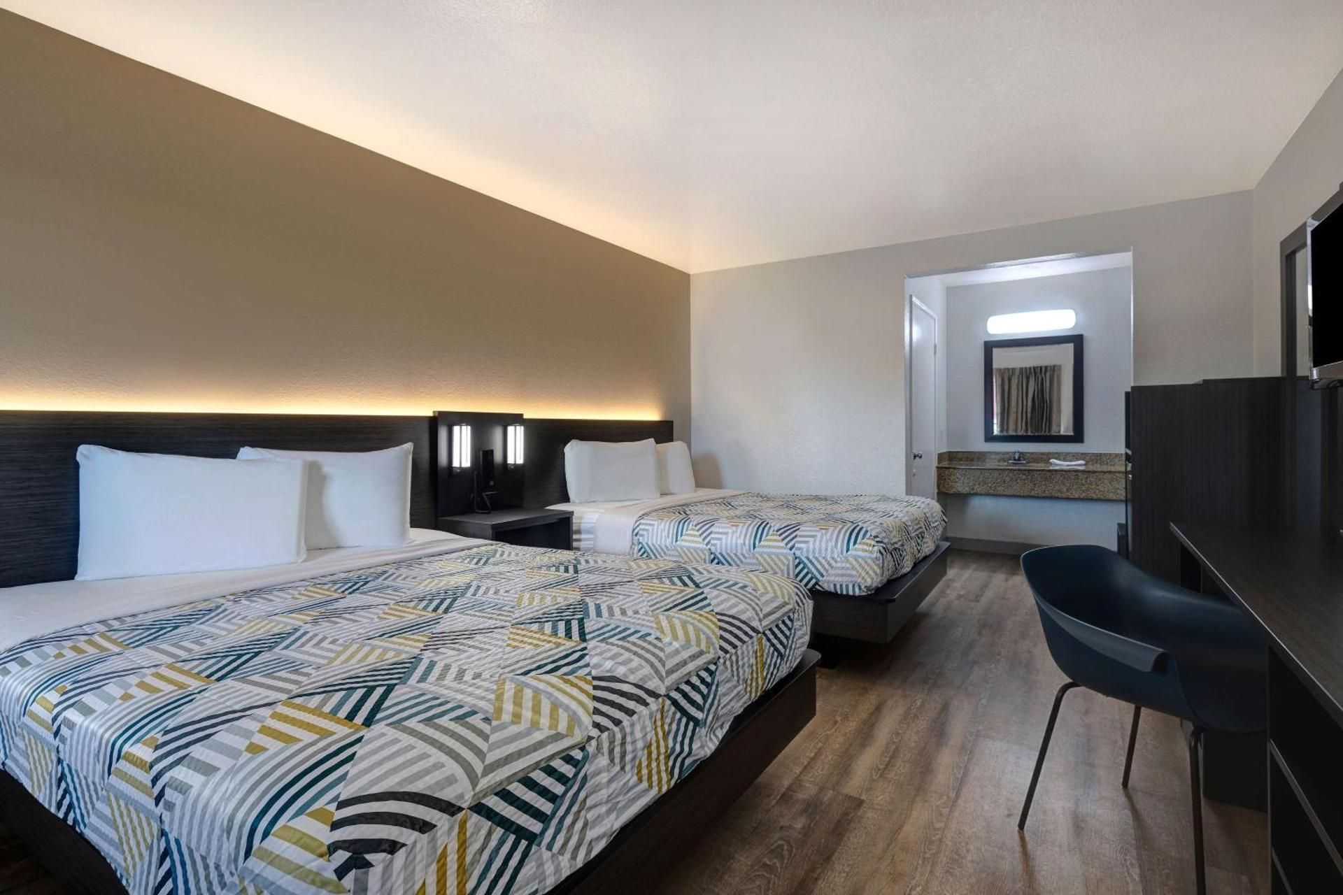 Motel 6 Buttonwillow, CA - Central Deluxe Queen Room with Two Queen Beds - Smoking