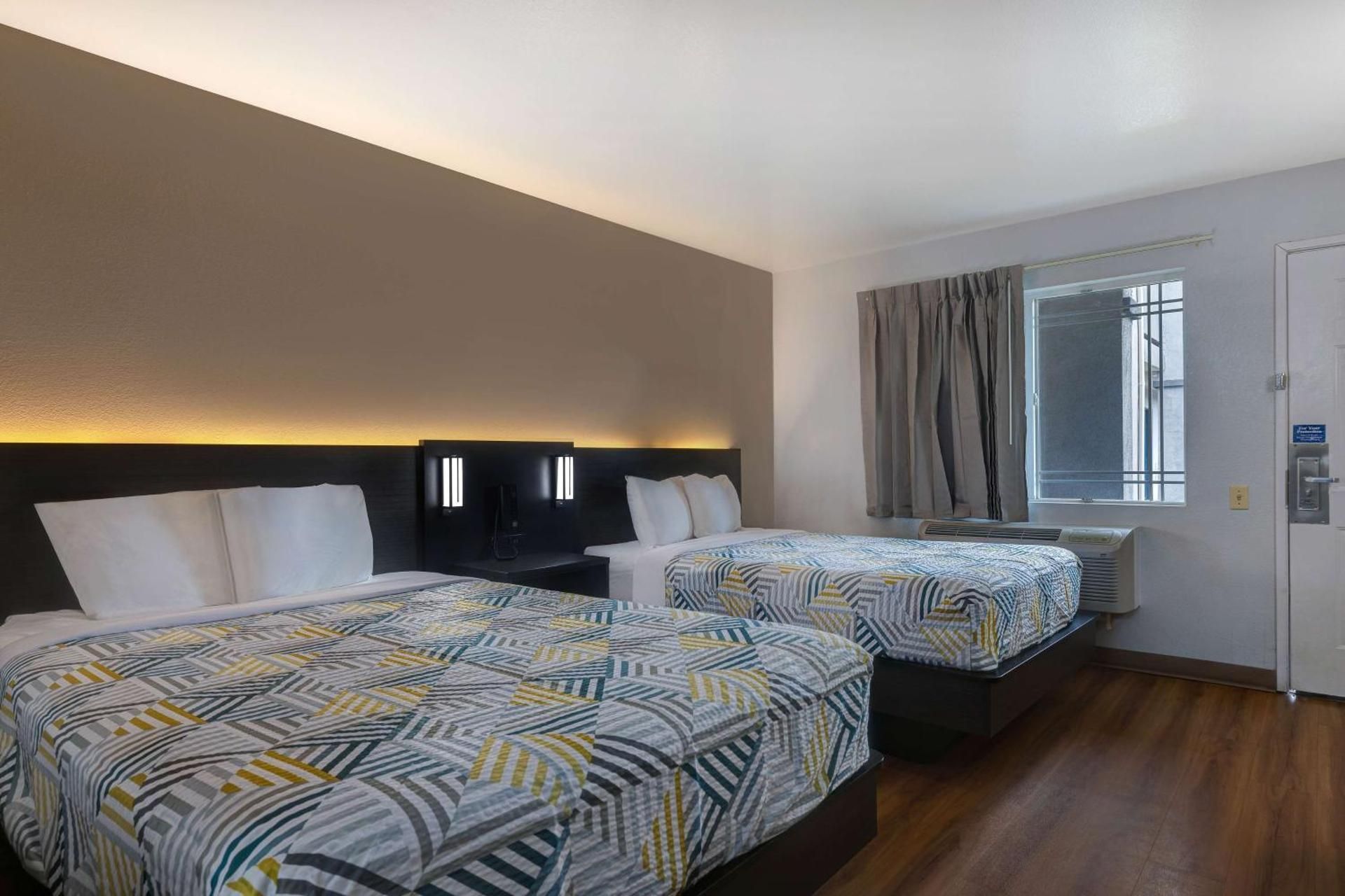 Motel 6 Buttonwillow, CA - Central Deluxe Queen Room with Two Queen Beds - Smoking 2