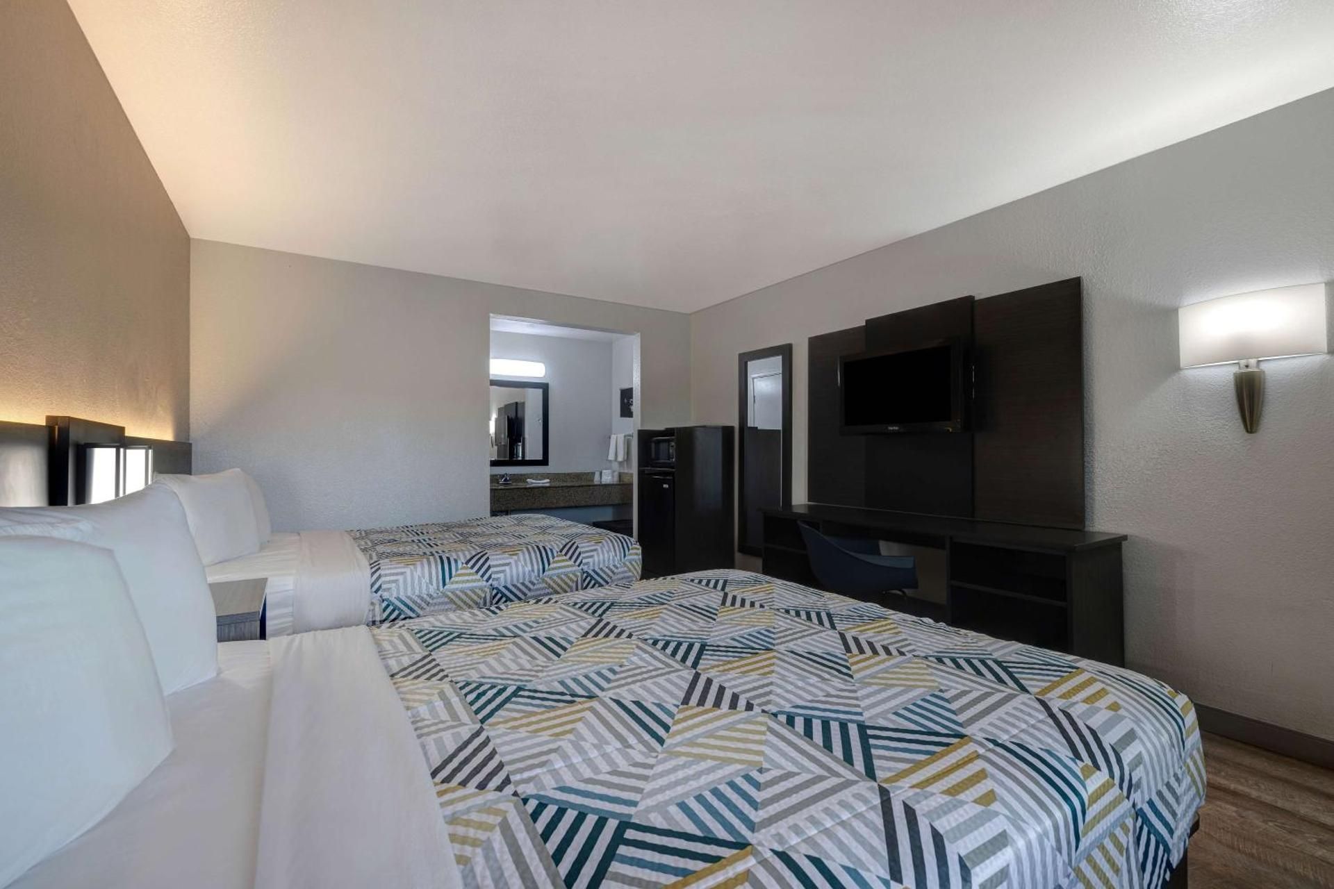 Motel 6 Buttonwillow, CA - Central Deluxe Queen Room with Two Queen Beds - Smoking 3